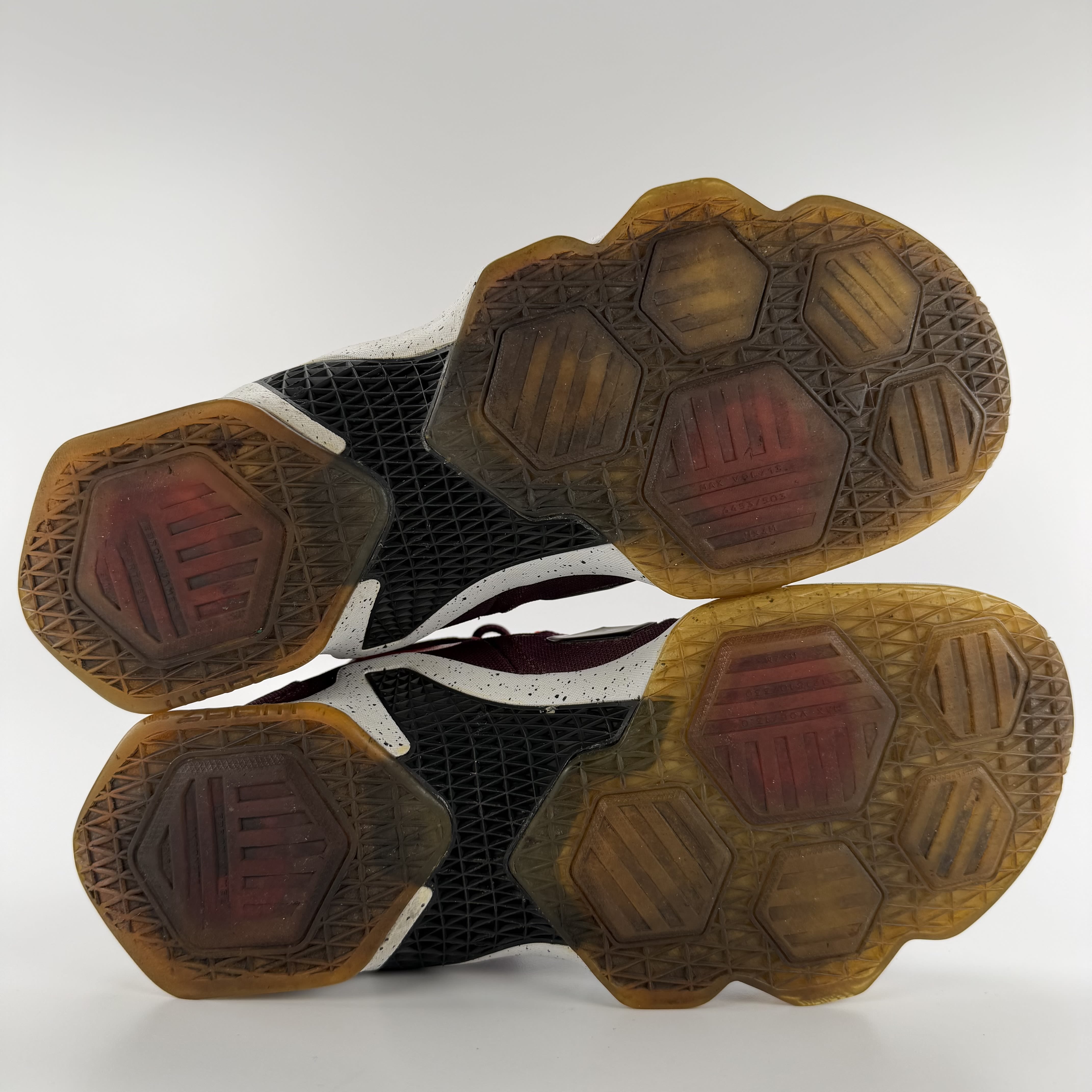 823512 Nike LeBron 13 Written In the Stars
