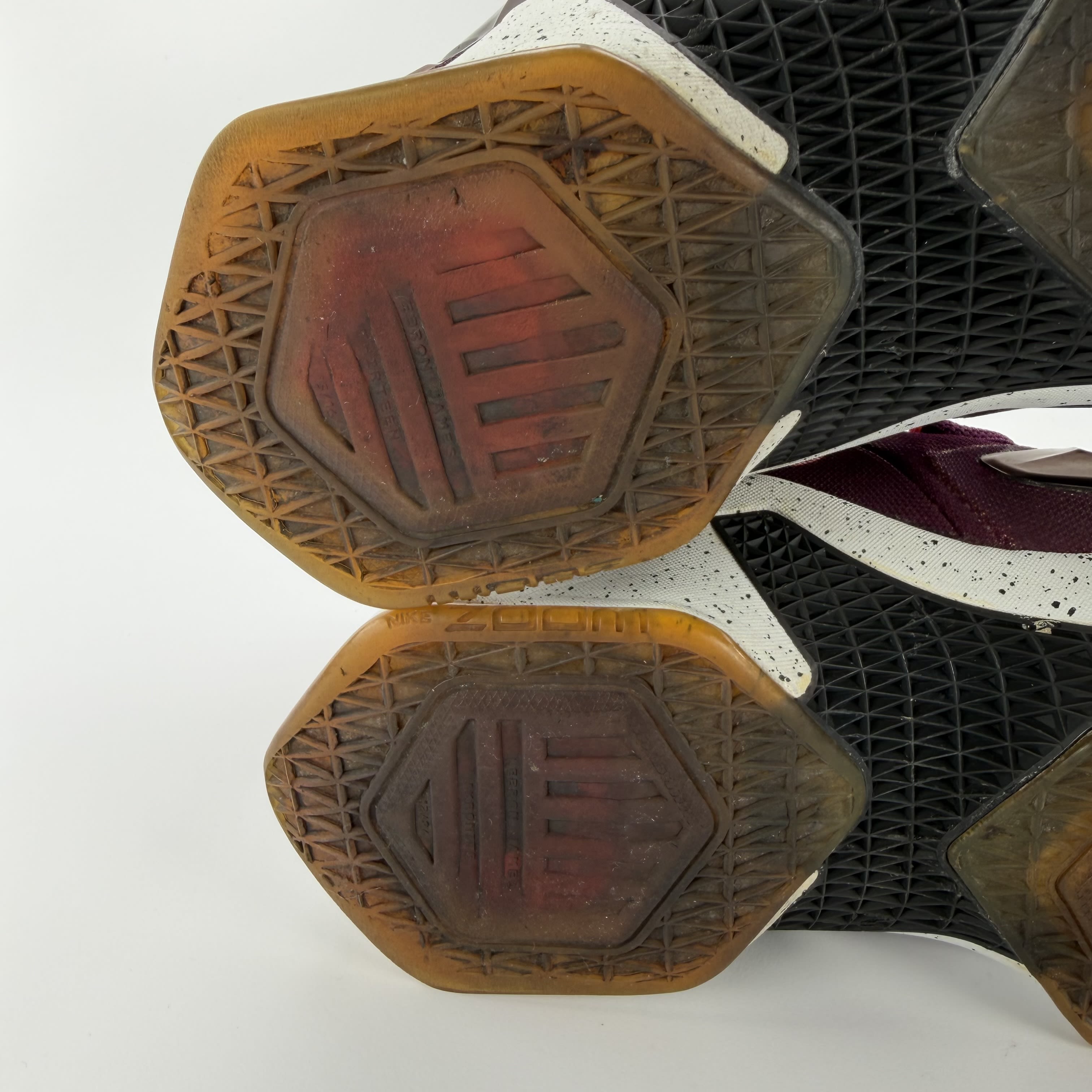 823512 Nike LeBron 13 Written In the Stars