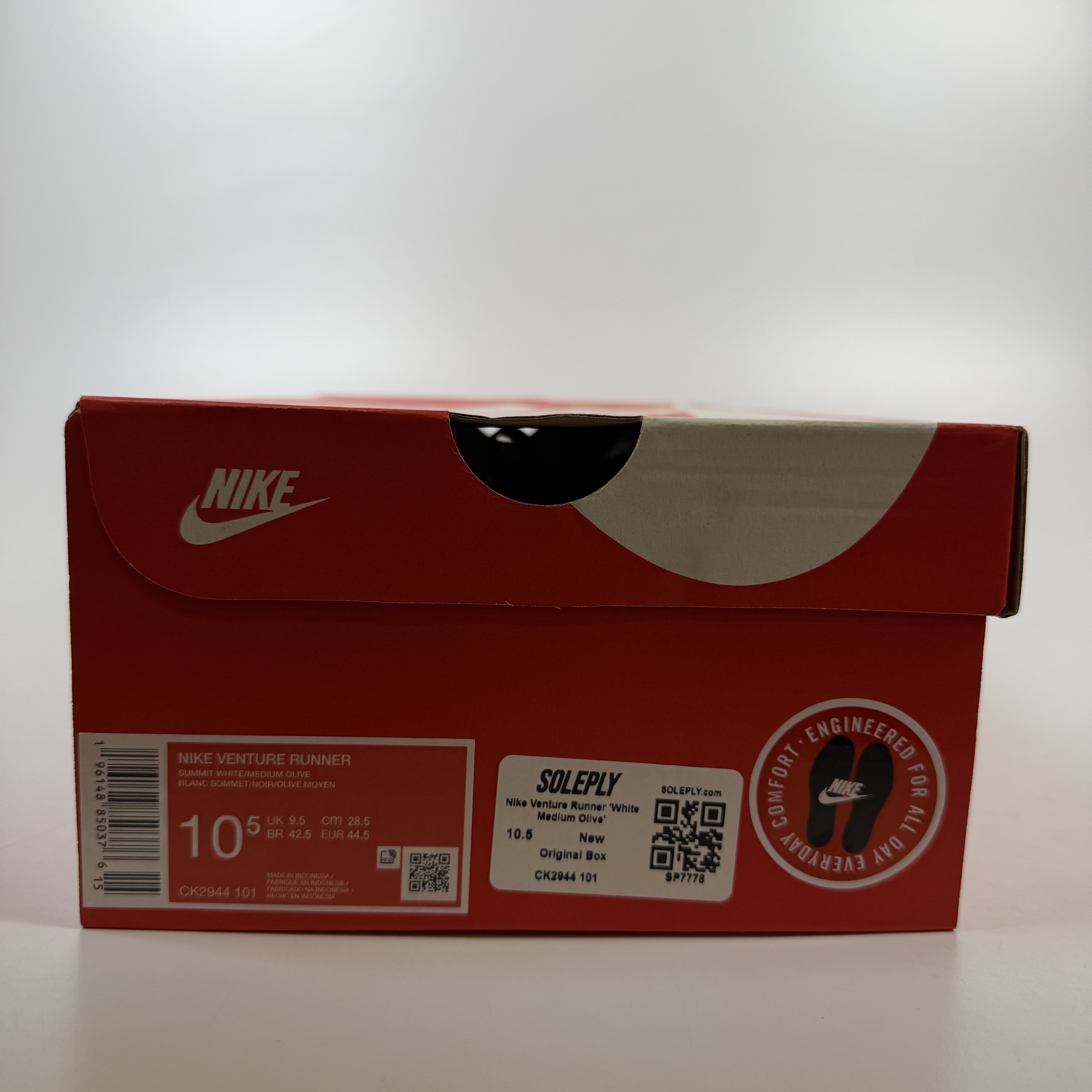 SP7778 Nike Venture Runner White Medium Olive