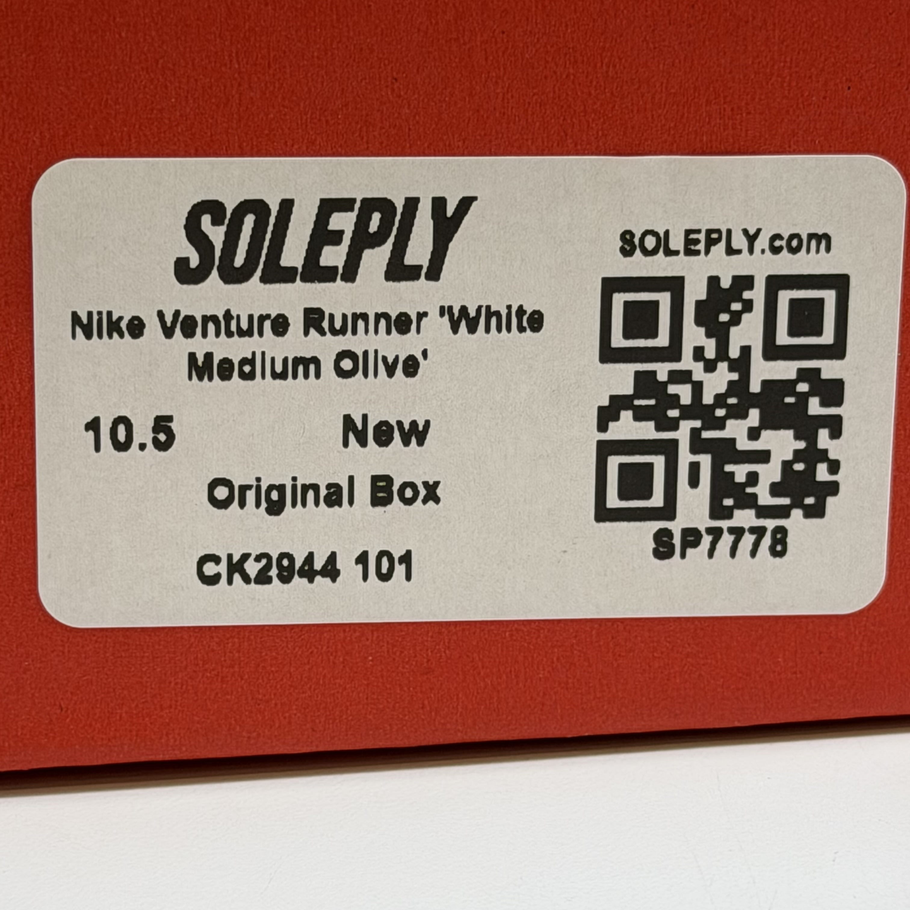SP7778 Nike Venture Runner White Medium Olive
