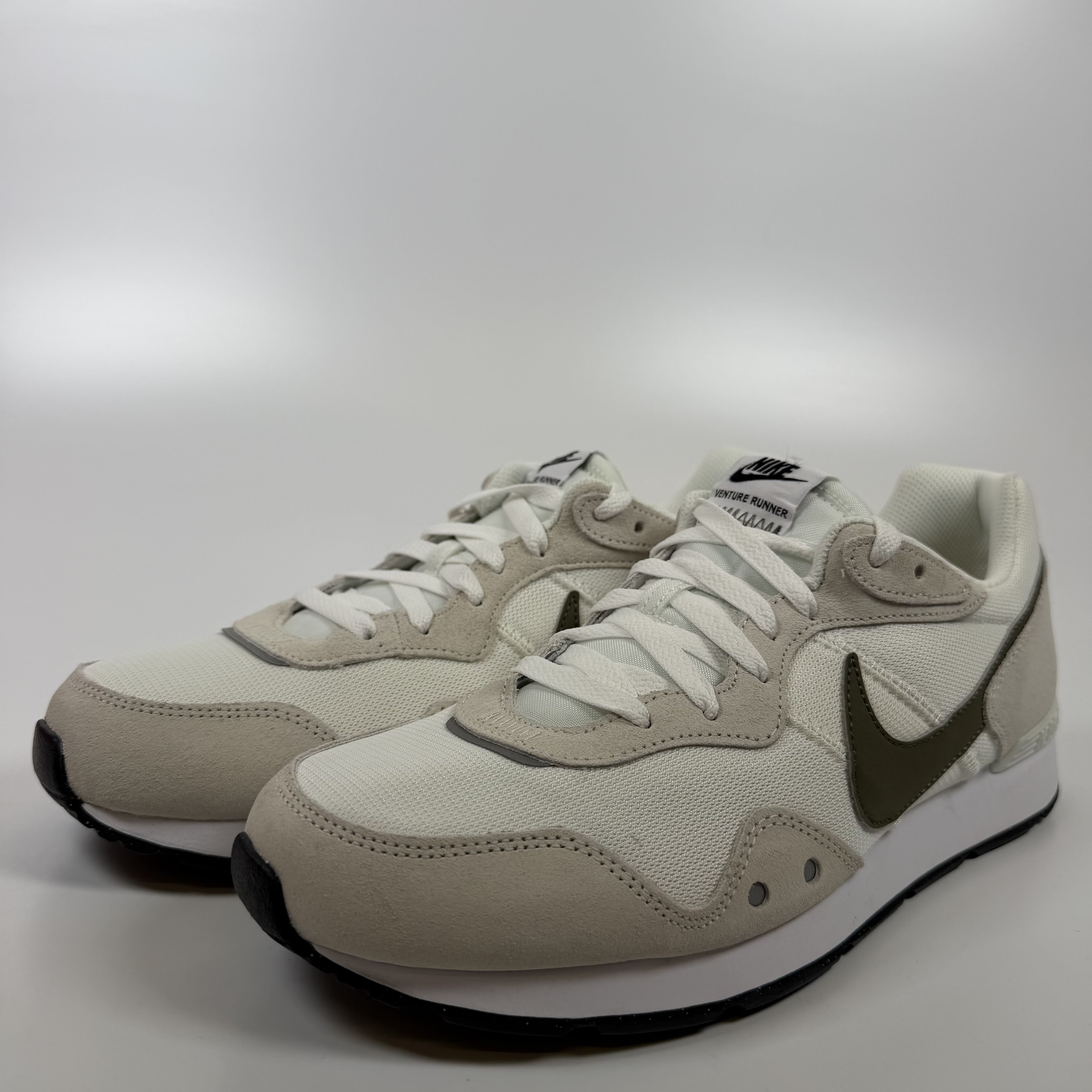 SP7778 Nike Venture Runner White Medium Olive