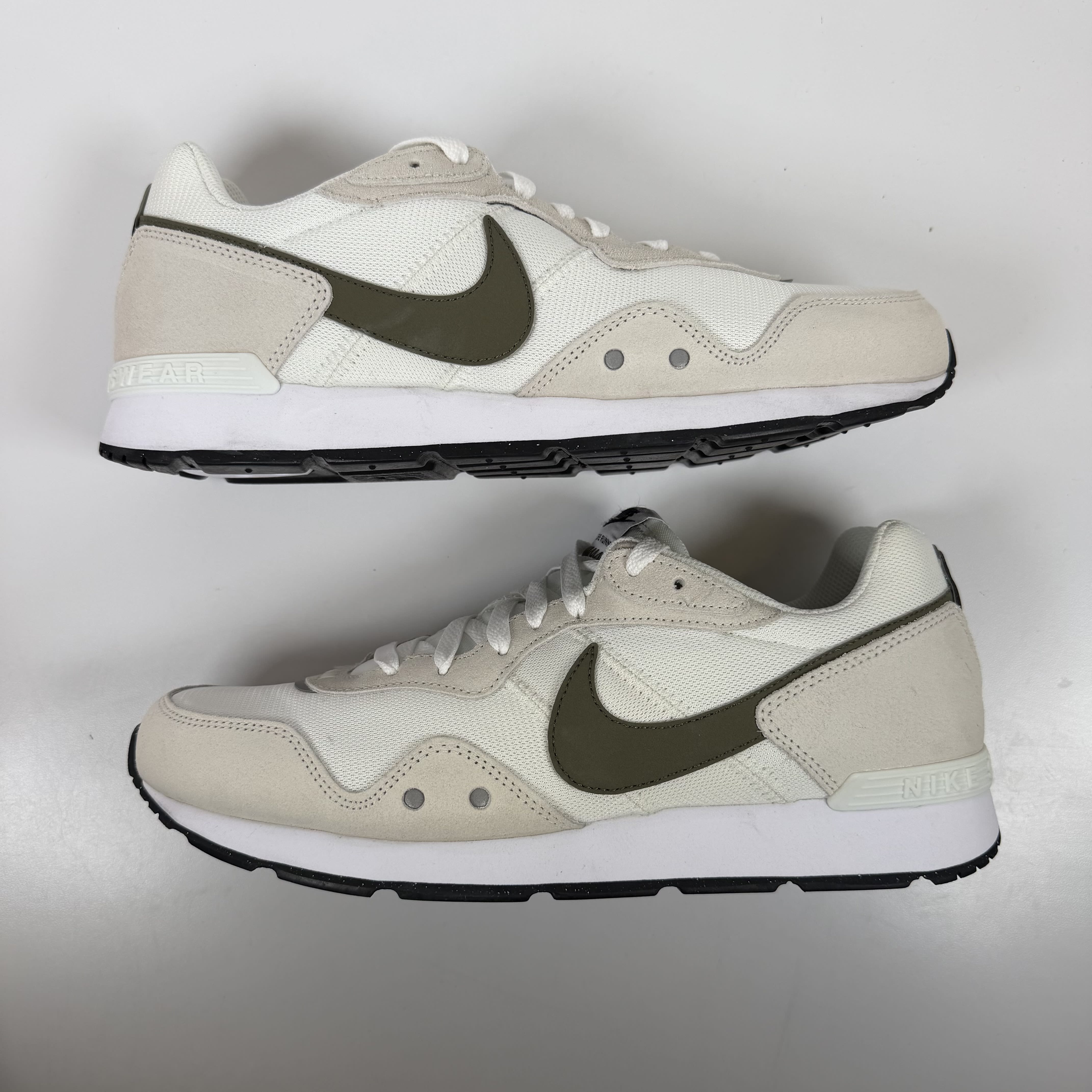 SP7778 Nike Venture Runner White Medium Olive