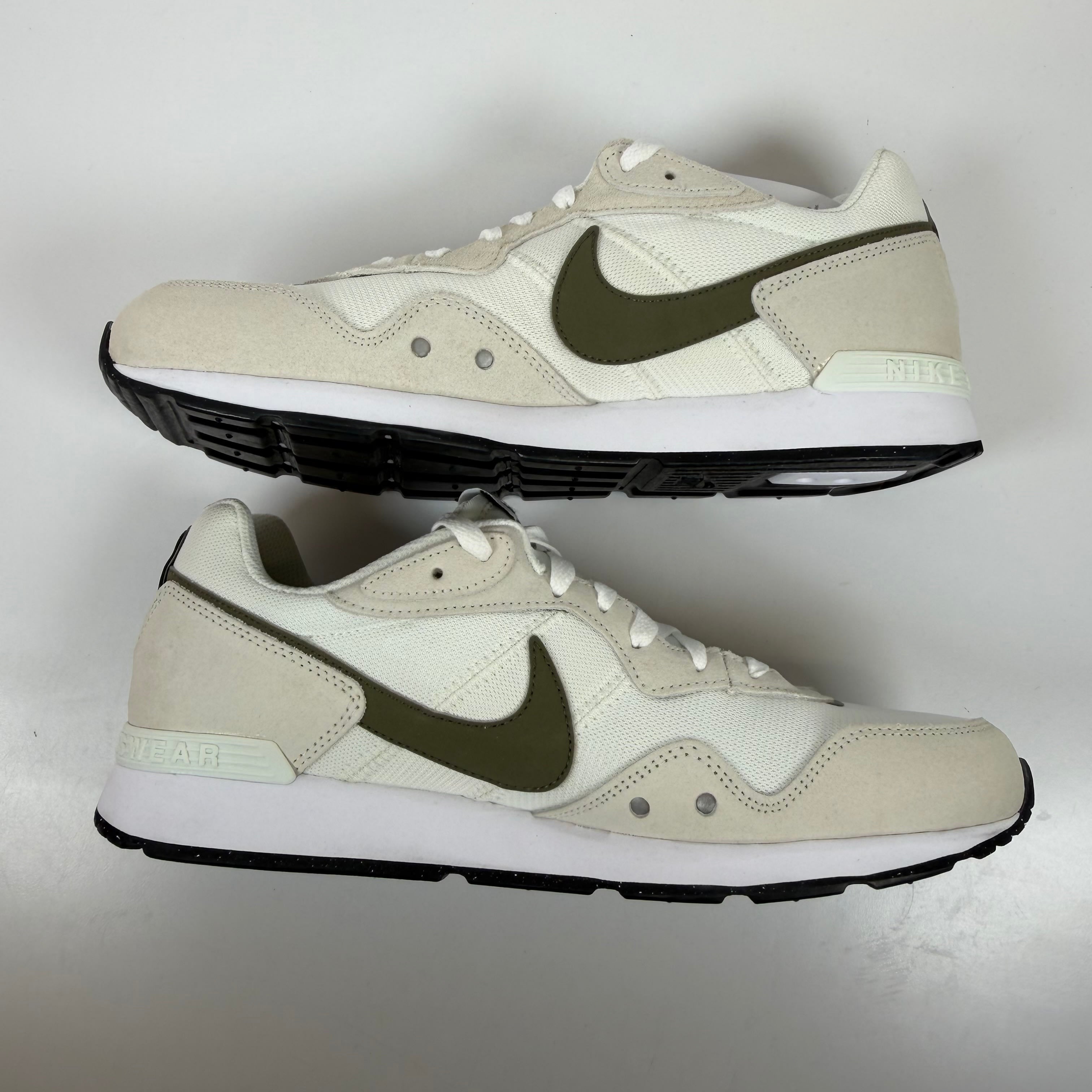 SP7778 Nike Venture Runner White Medium Olive
