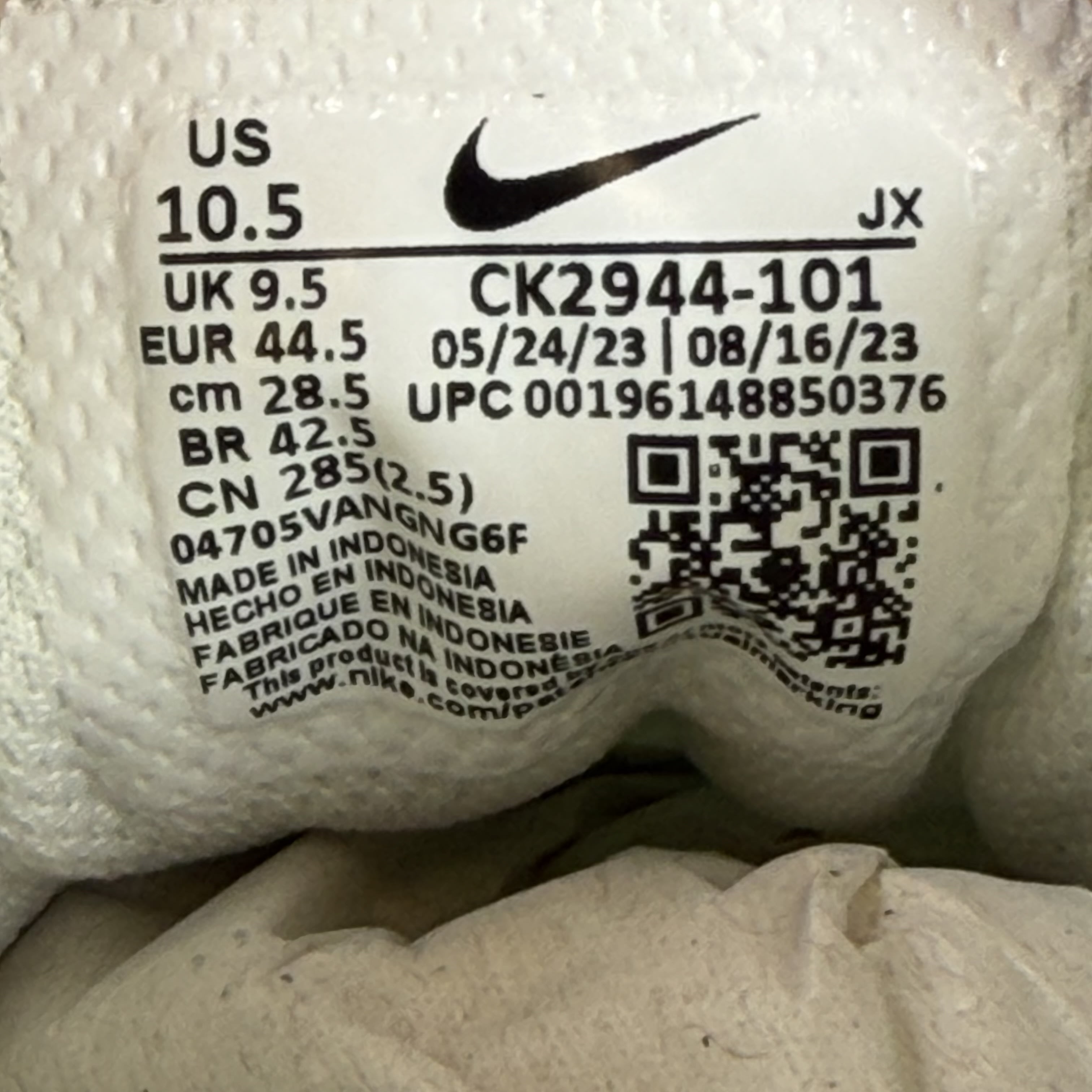 SP7778 Nike Venture Runner White Medium Olive