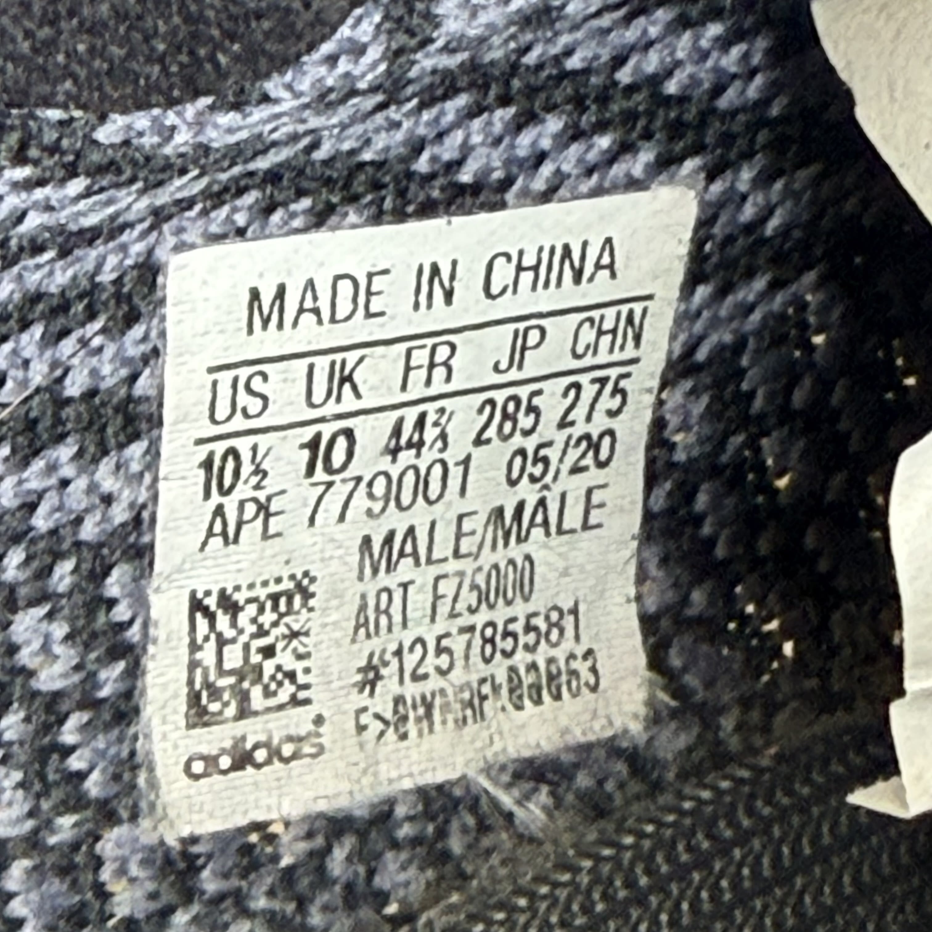 SP4680 adidas Yeezy Boost 350 V2 Carbon