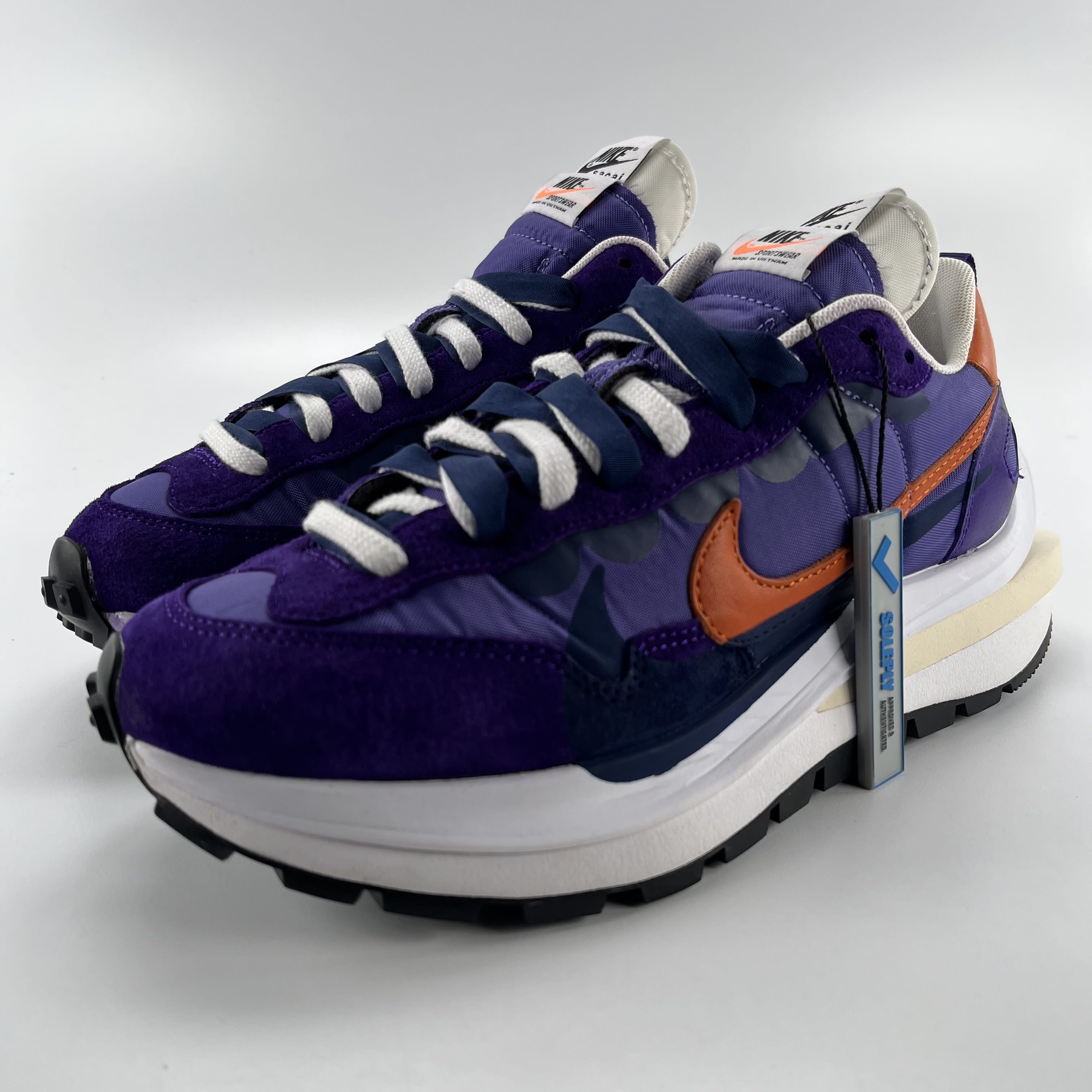 504698 sacai x VaporWaffle 'Dark Iris'
