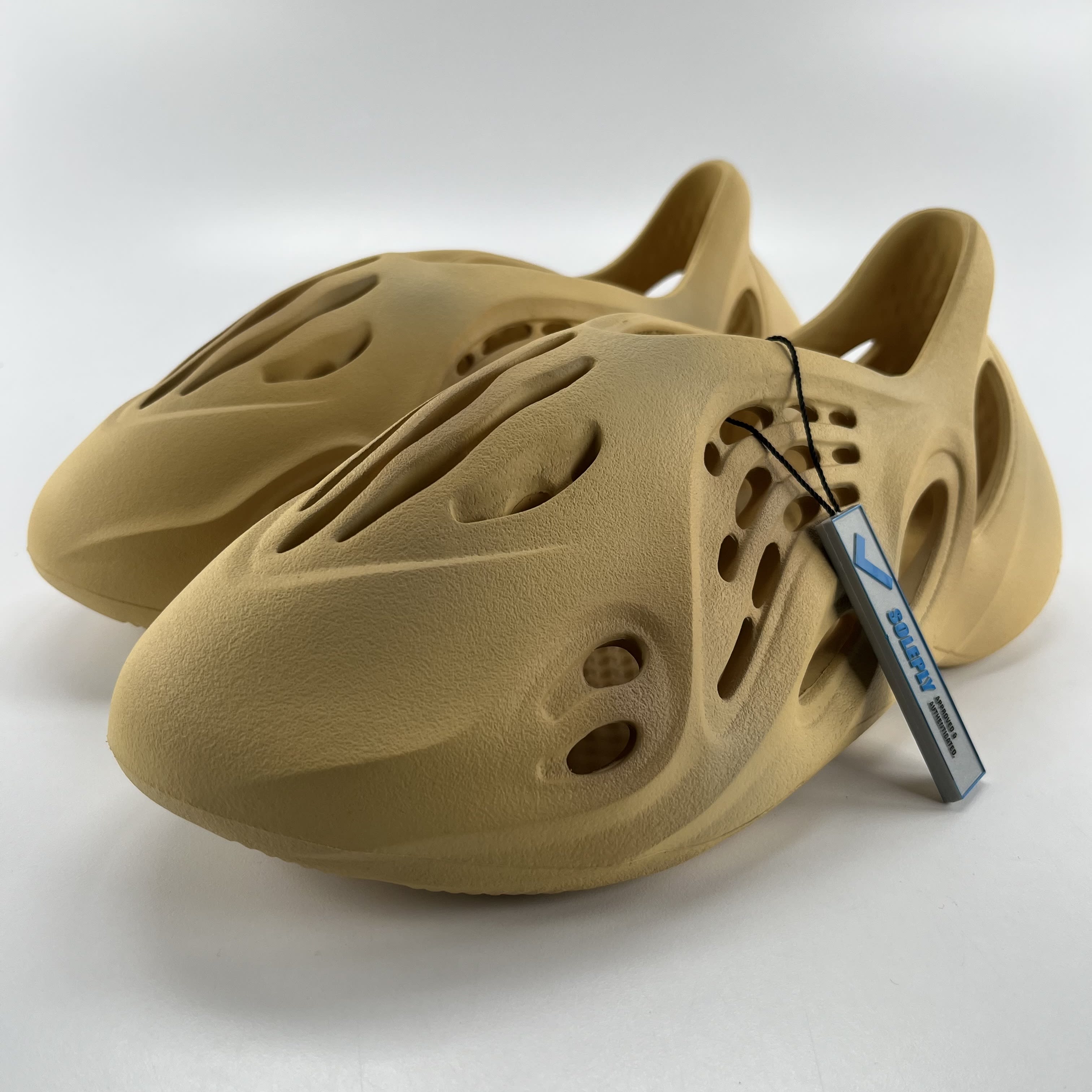 281462 Yeezy Foam RNR 'Desert Sand'