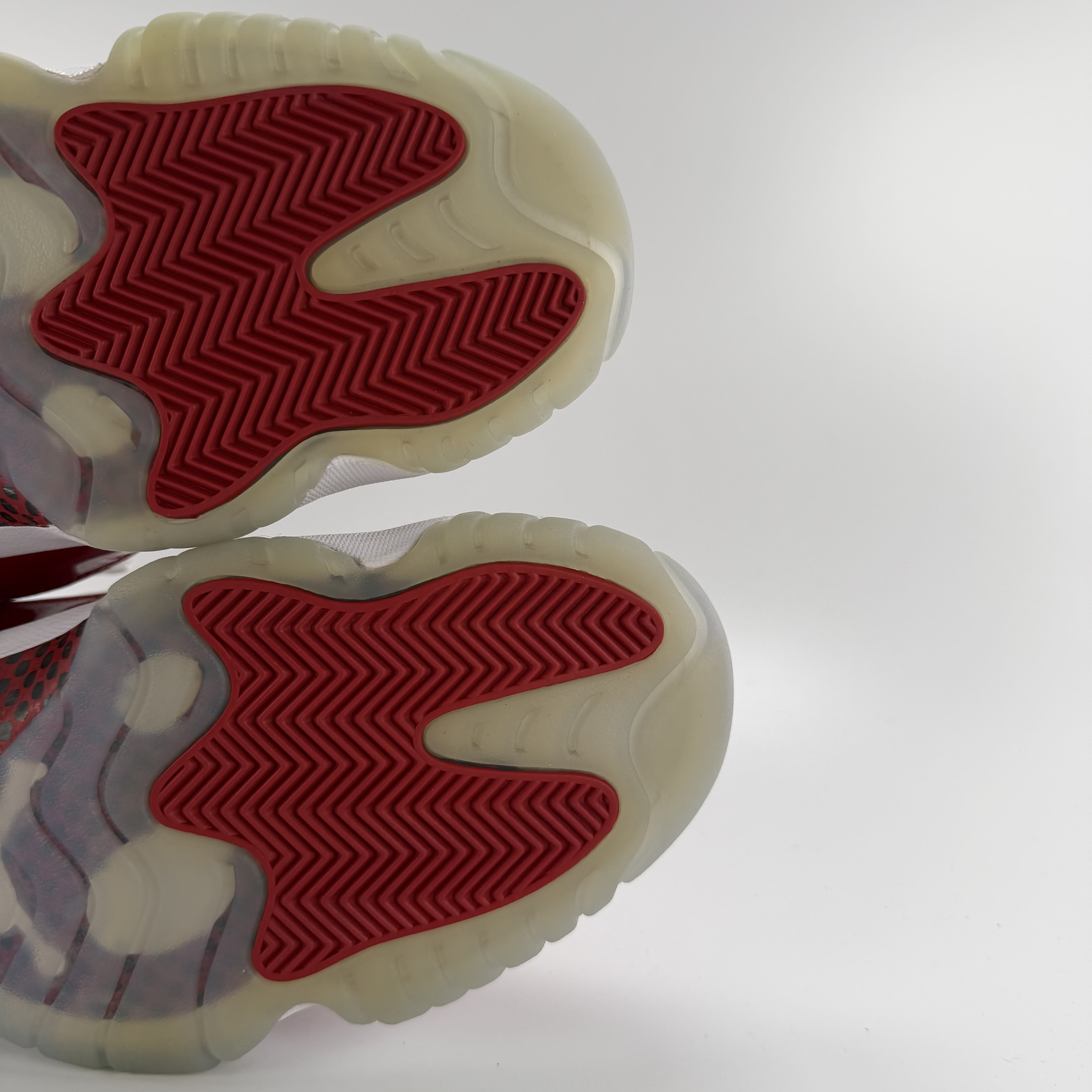 512180 Jordan 11 Retro Cherry (2022)
