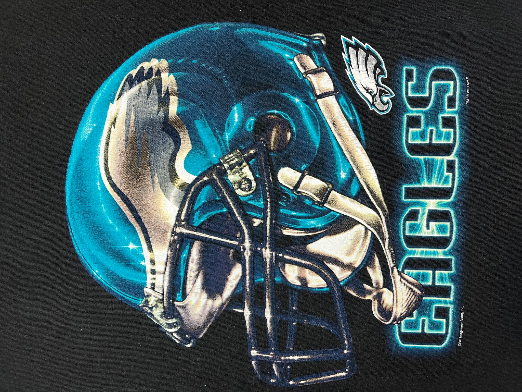 435548 (2001) Philadelphia Eagles Helmet Big Print T-Shirt