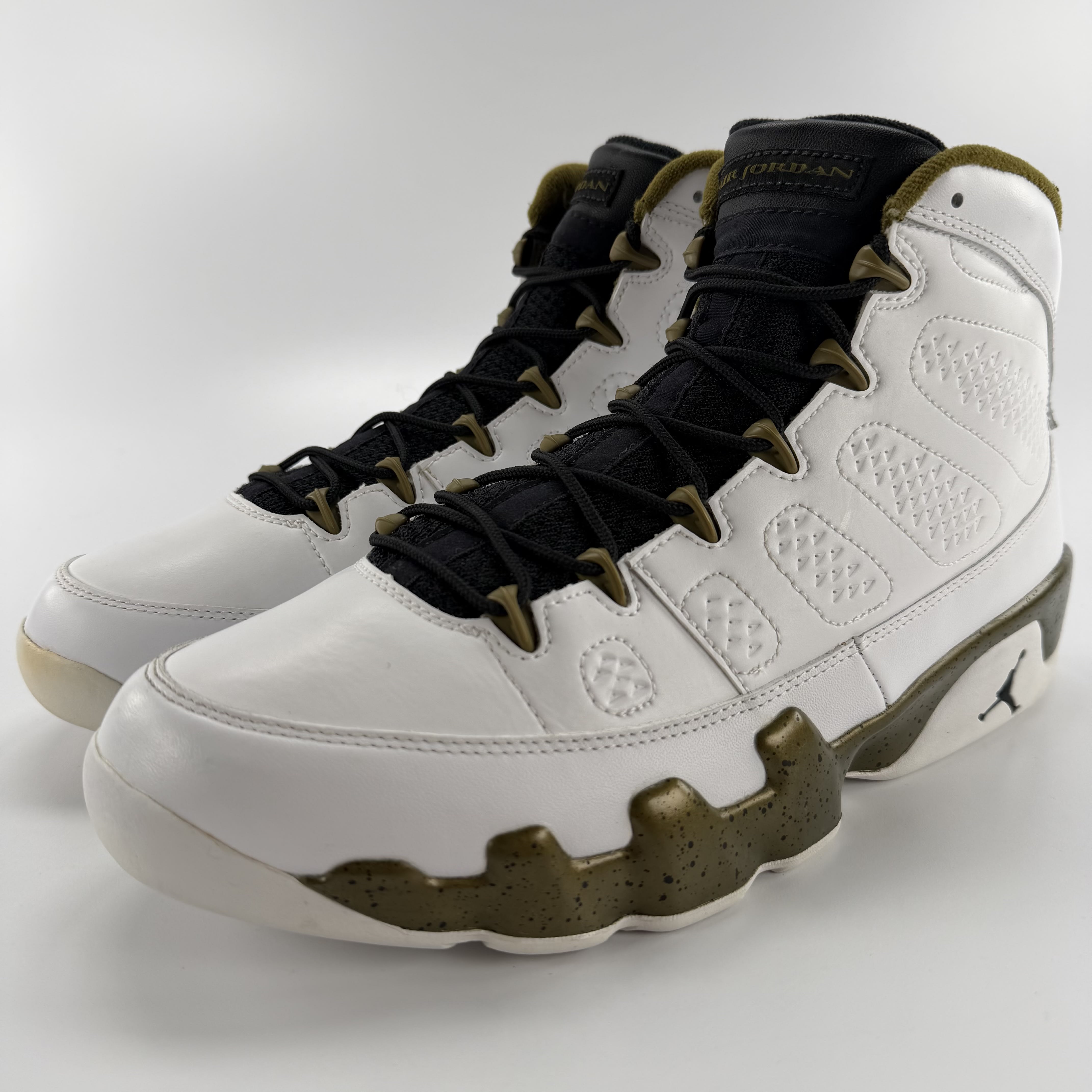 457741 Jordan 9 Retro Statue