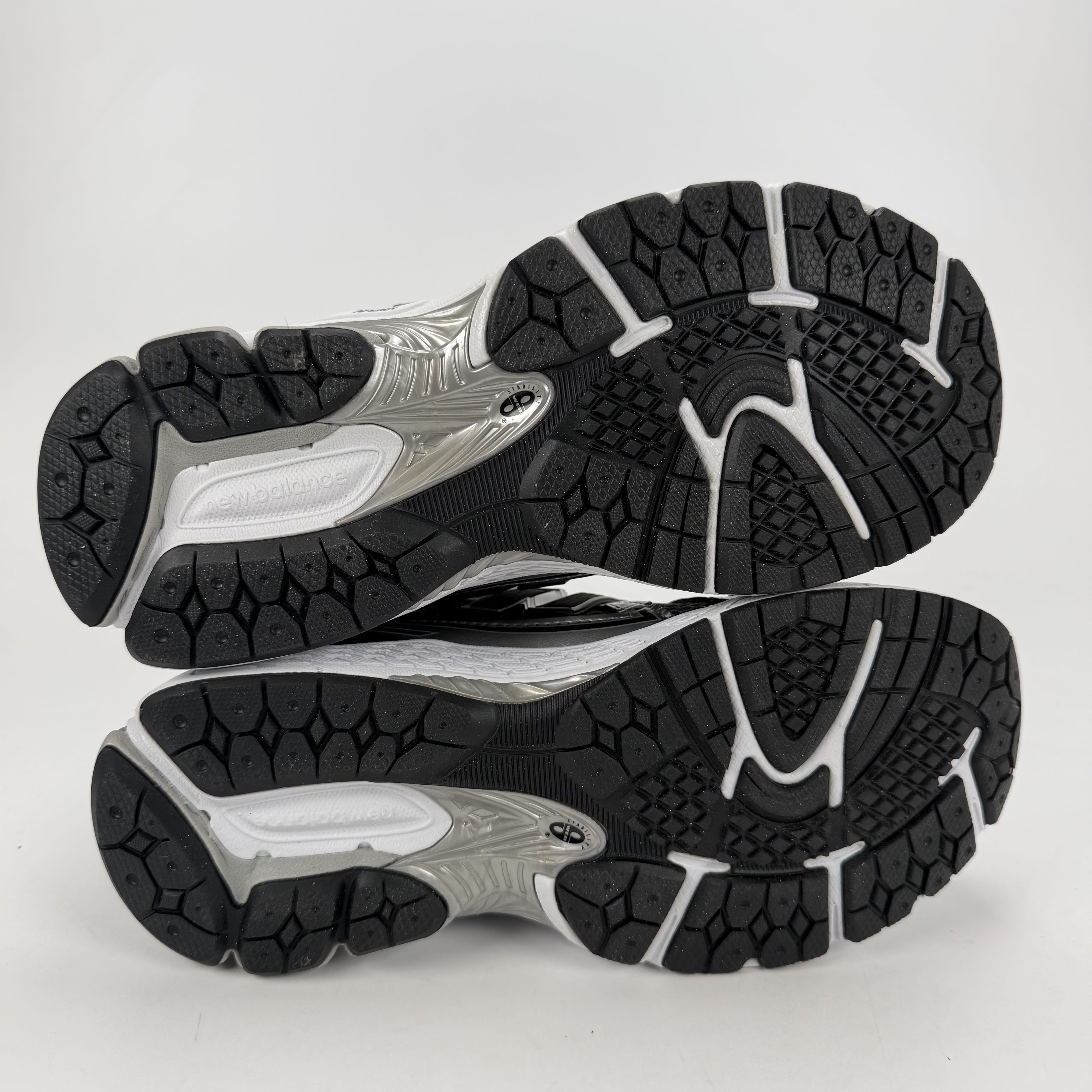 646062 New Balance 1906R Silver Metalic Black (GS)