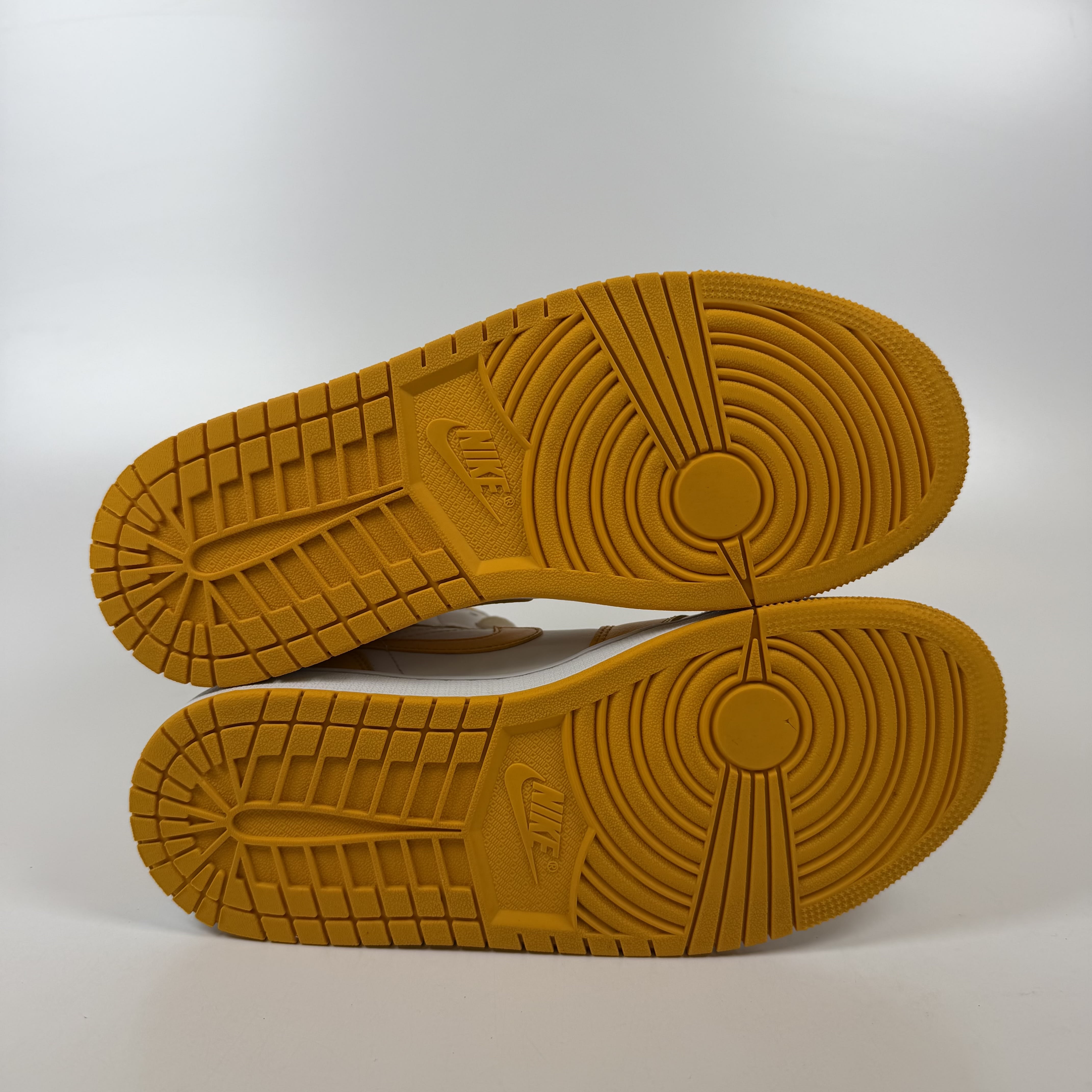 463402 Wmns Air Jordan 1 Mid 'Pollen'