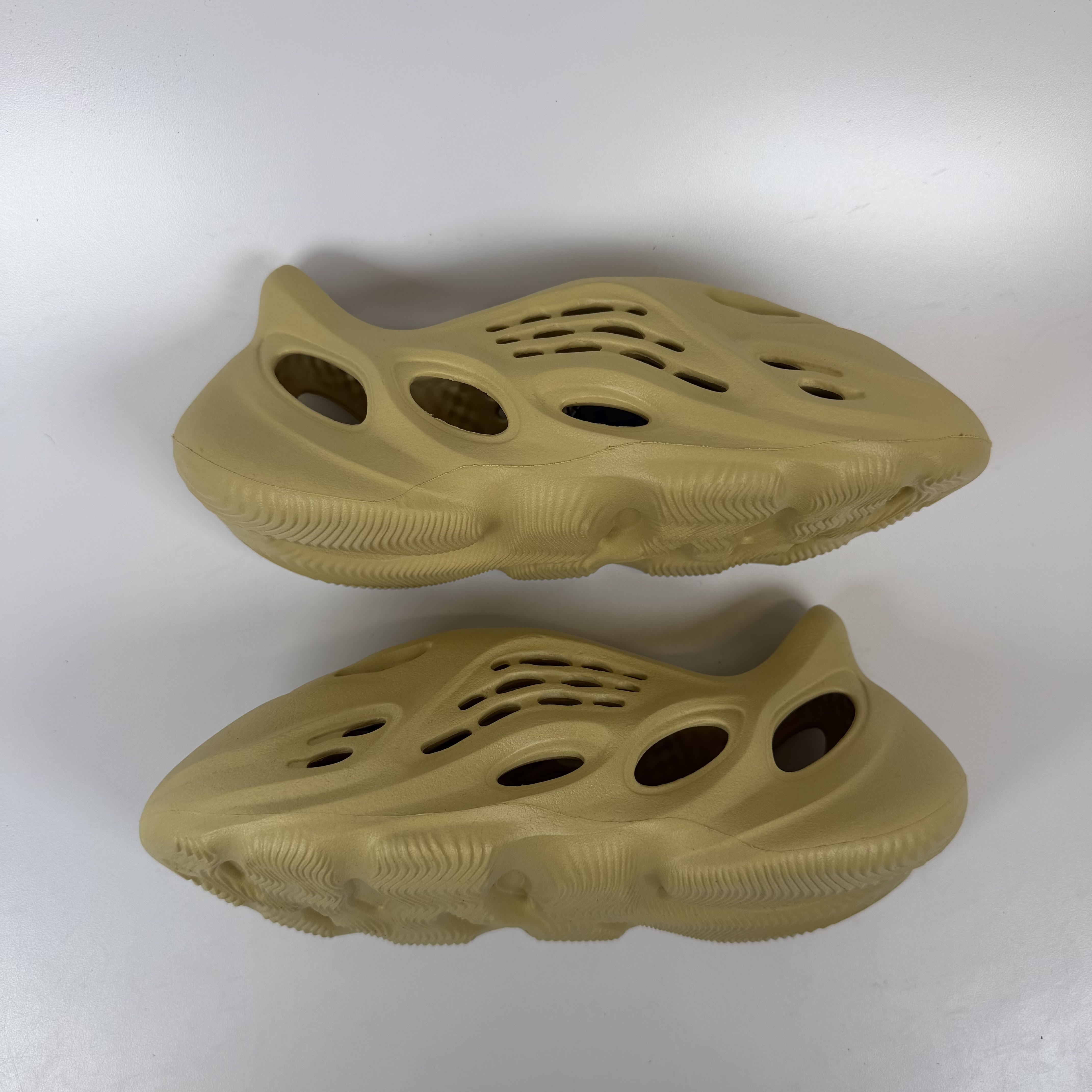 312195 adidas Yeezy Foam RNNR Sulfur