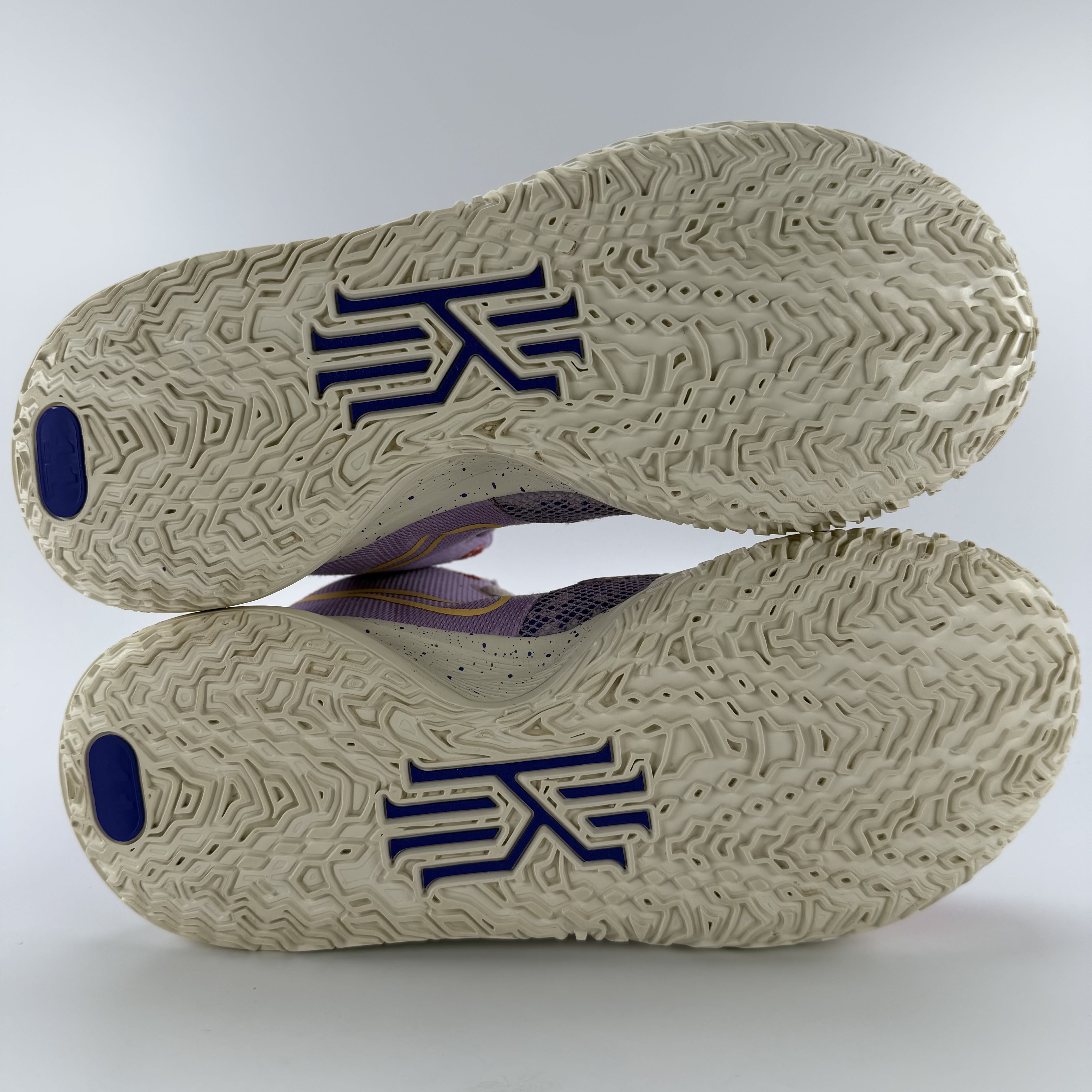 522708 Kyrie 7 "Daughters"