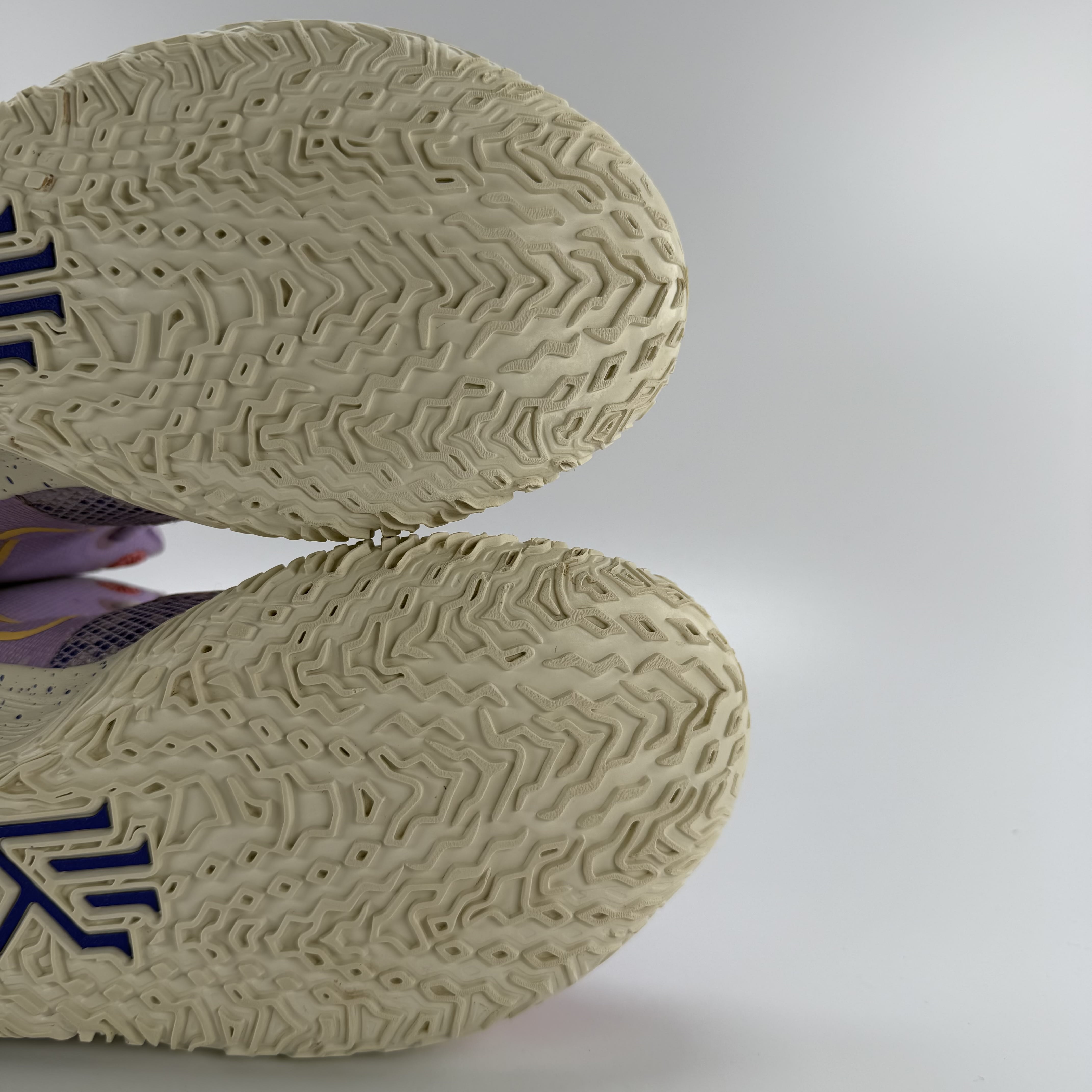 522708 Kyrie 7 "Daughters"