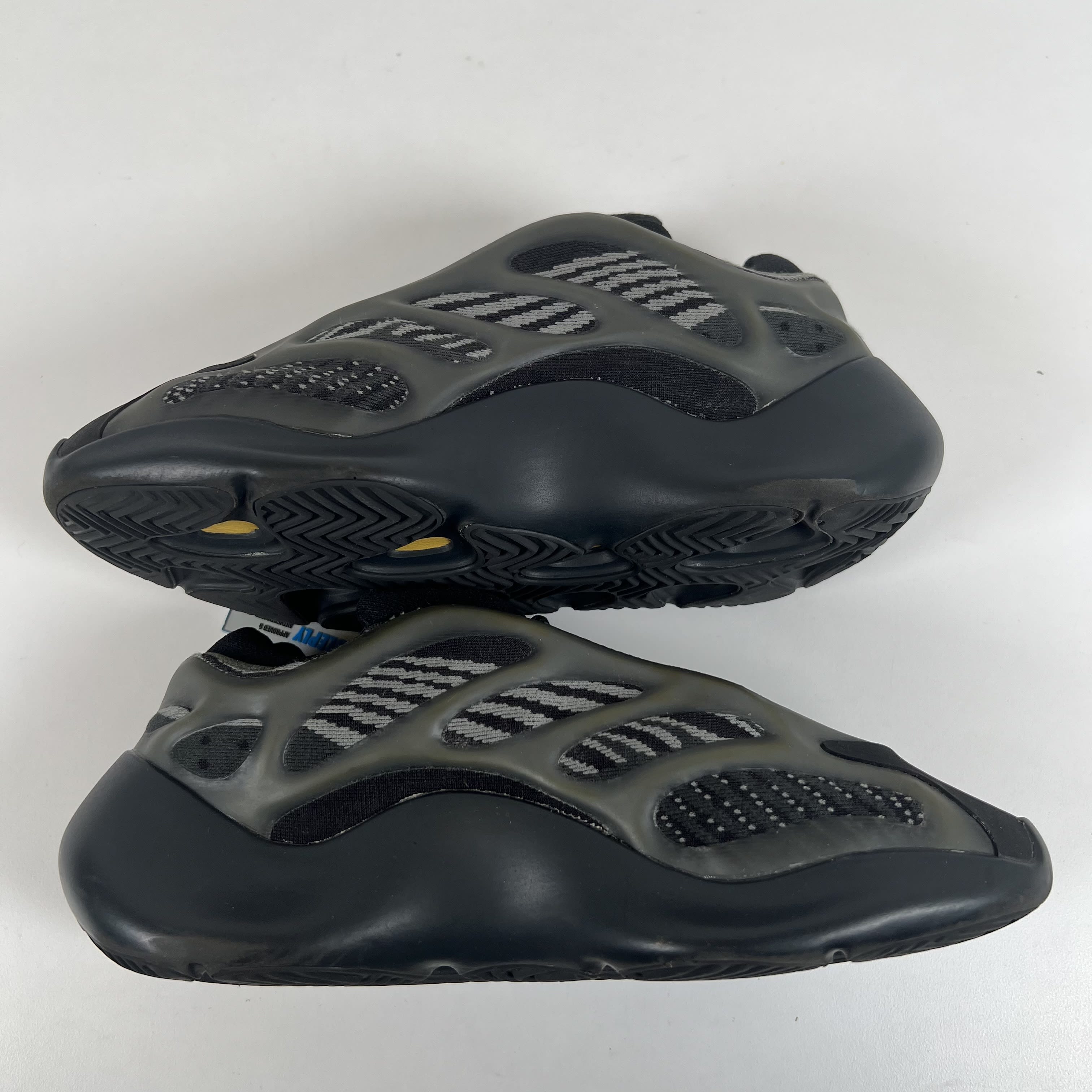 SP7231 adidas Yeezy 700 V3 Alvah