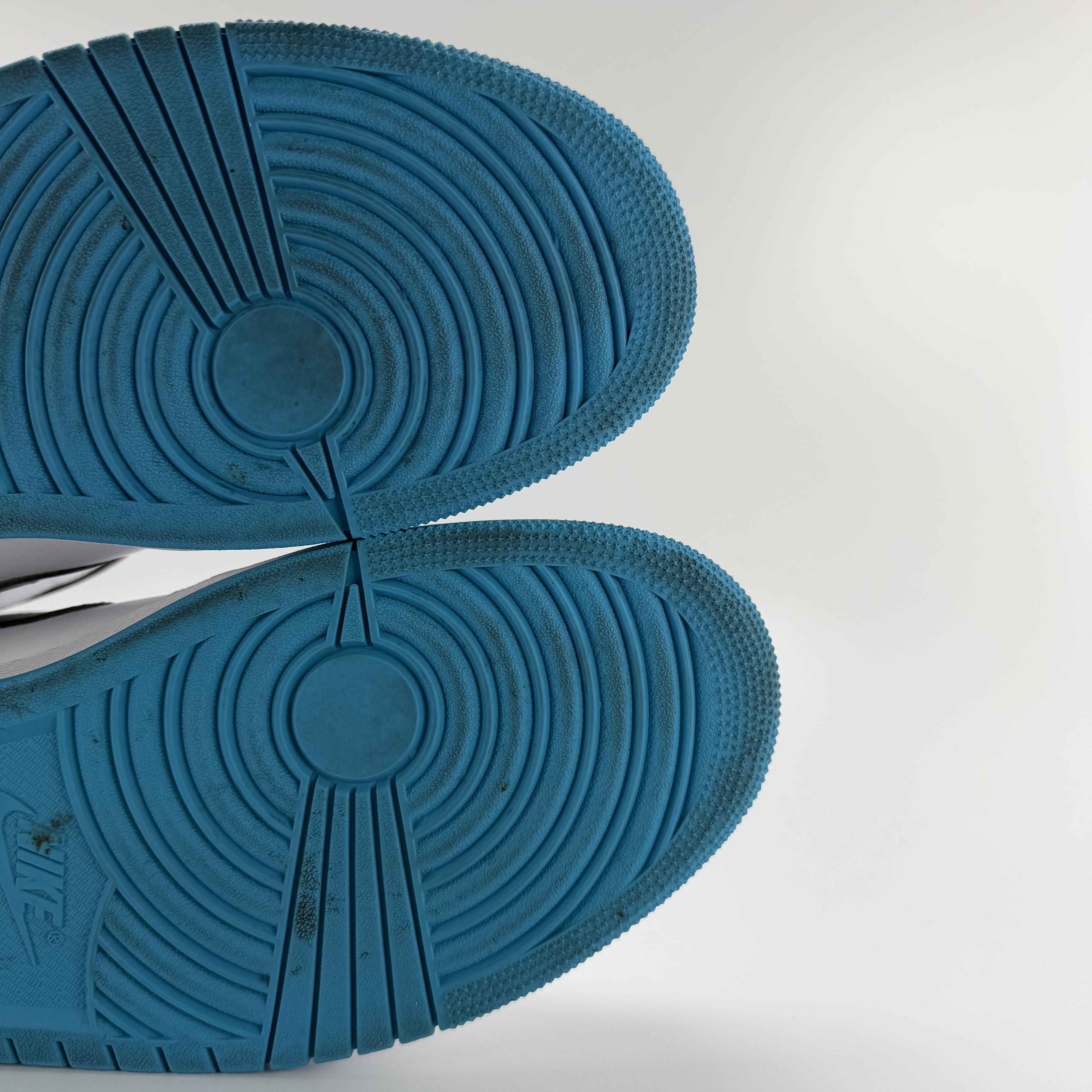 694813 Jordan 1 Mid Laser Blue