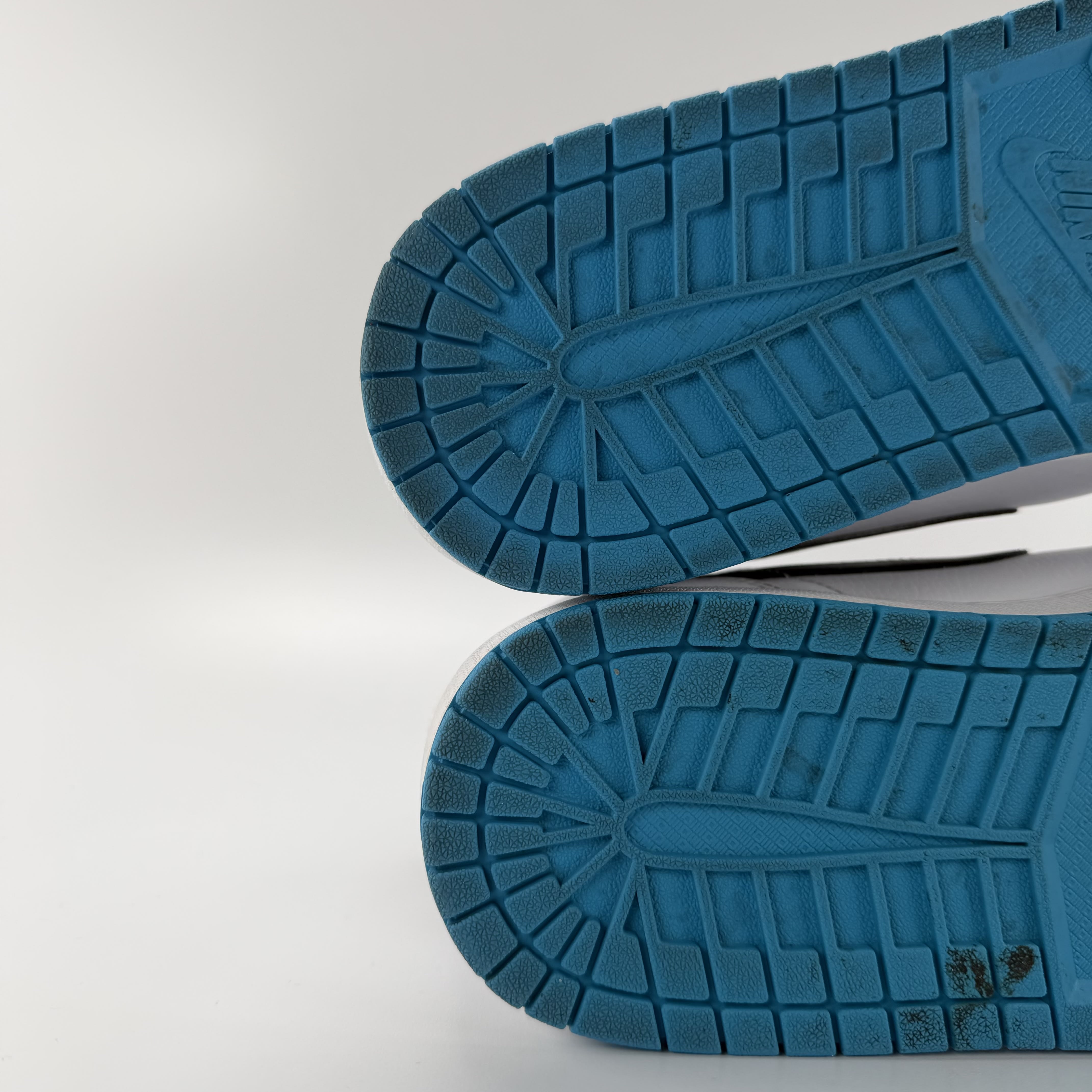 694813 Jordan 1 Mid Laser Blue