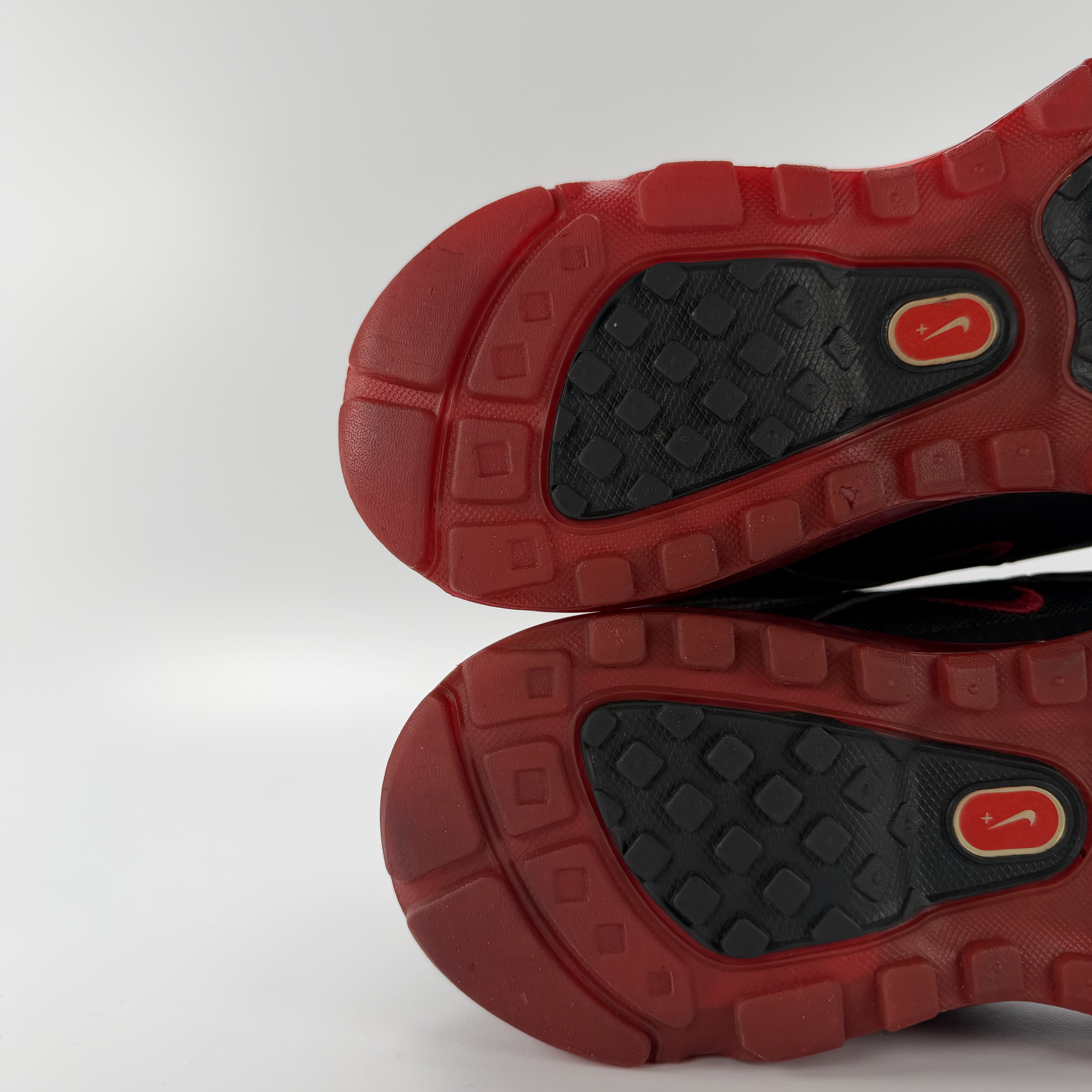 820685 Nike Air Max 24-7 'Black Grey Red'