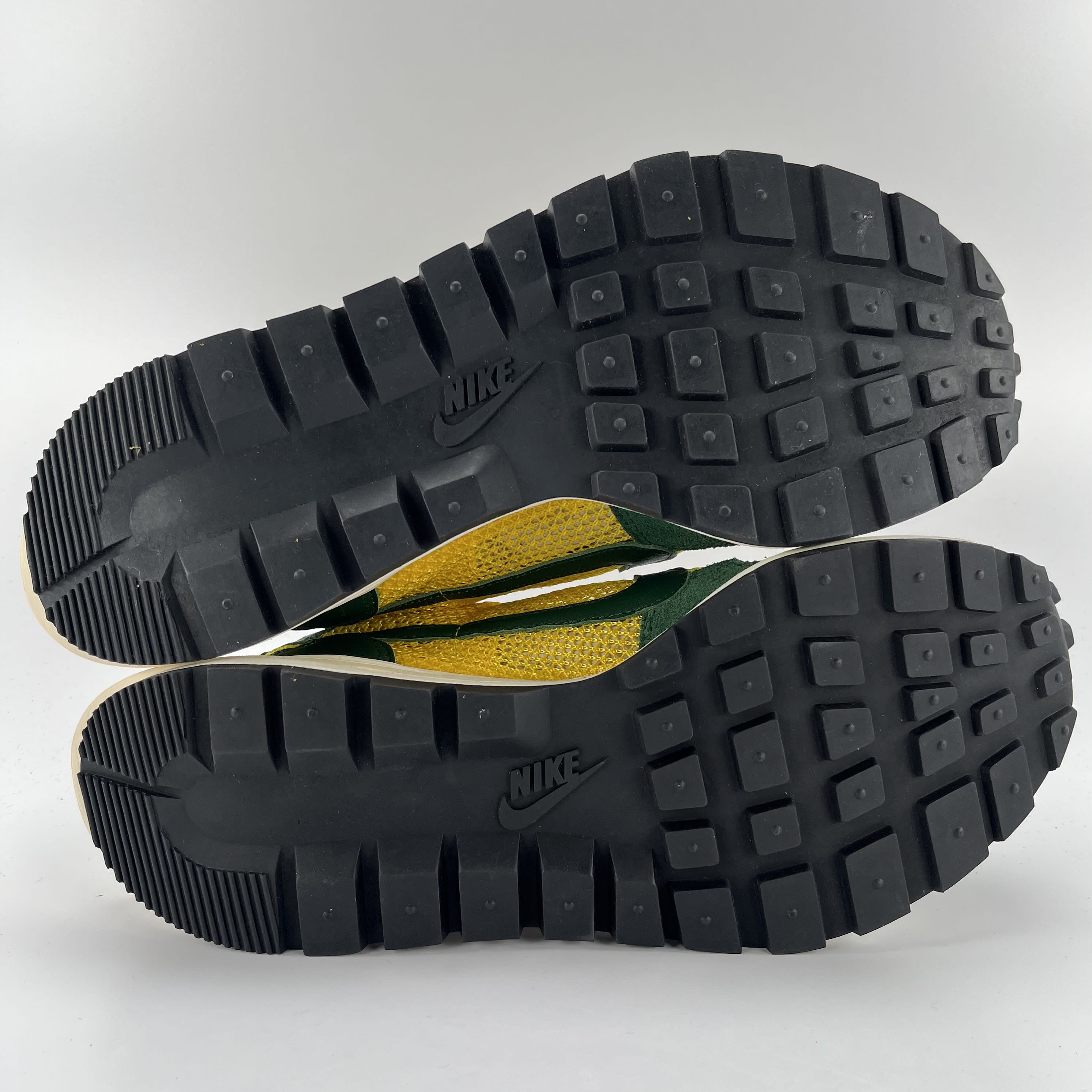 450095 Nike Vaporwaffle sacai Tour Yellow Stadium Green
