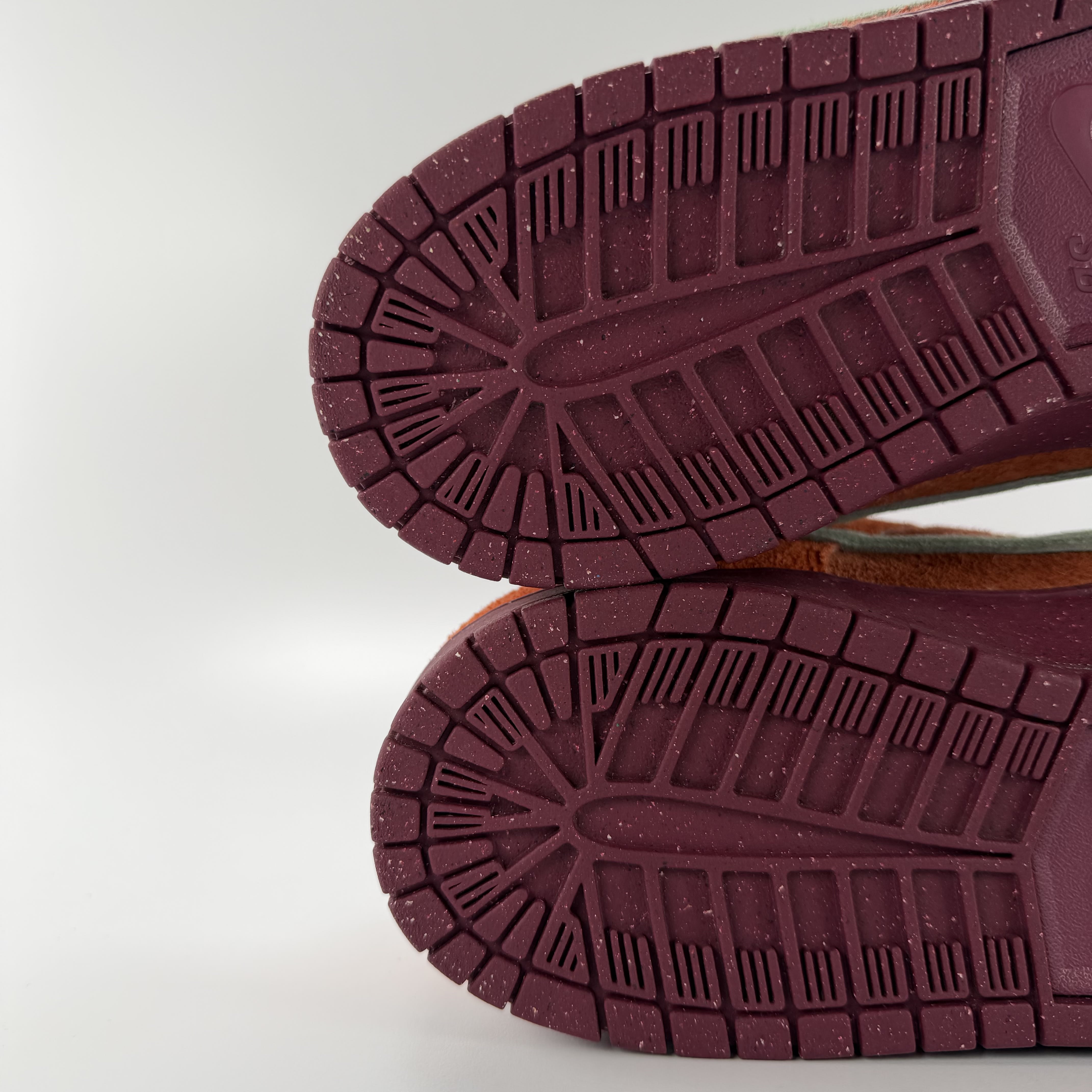 516352 Nike SB Dunk Low Mystic Red Rosewood