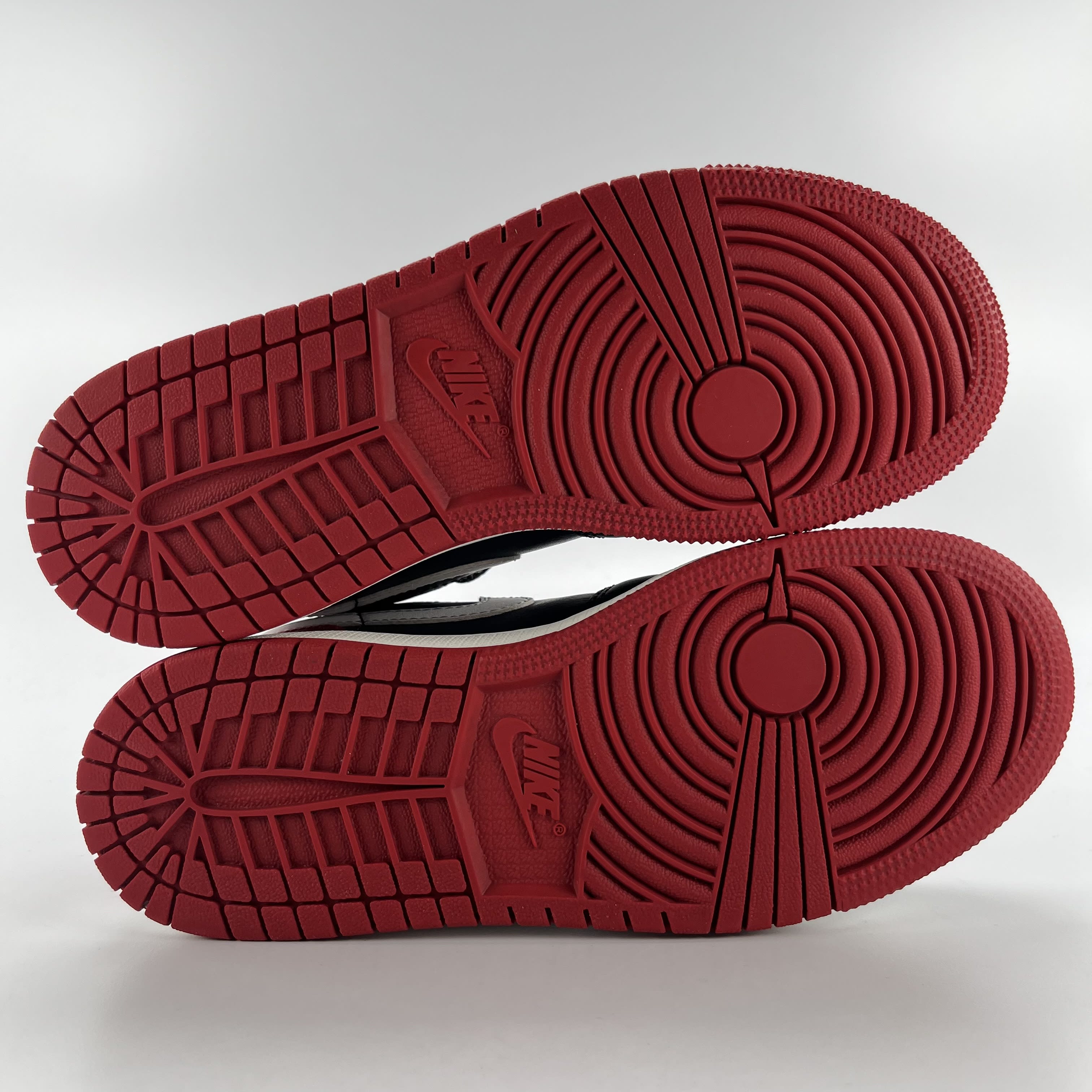 635939 Jordan 1 Low Alternate Bred Toe (GS)