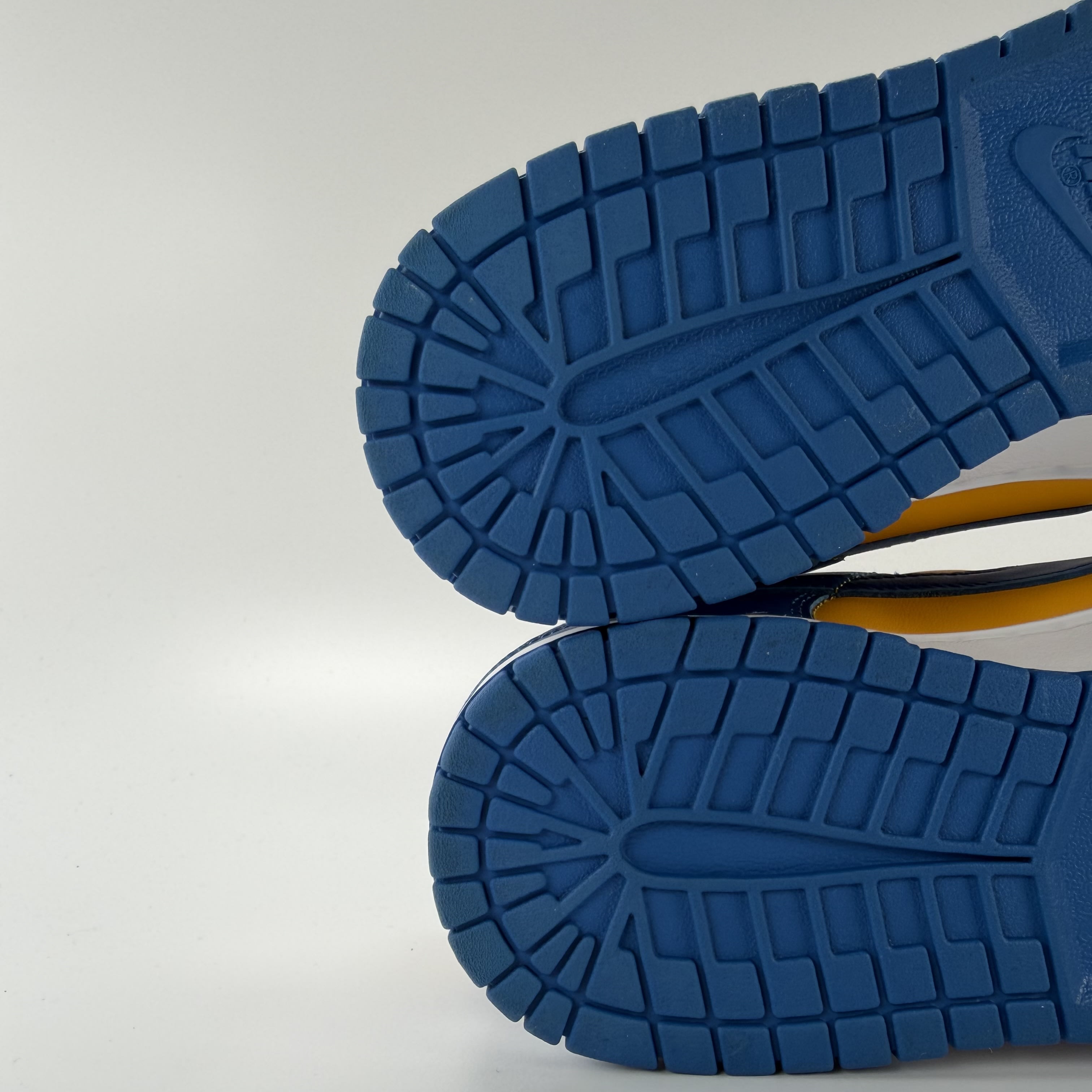 518160 Nike Dunk Low UCLA