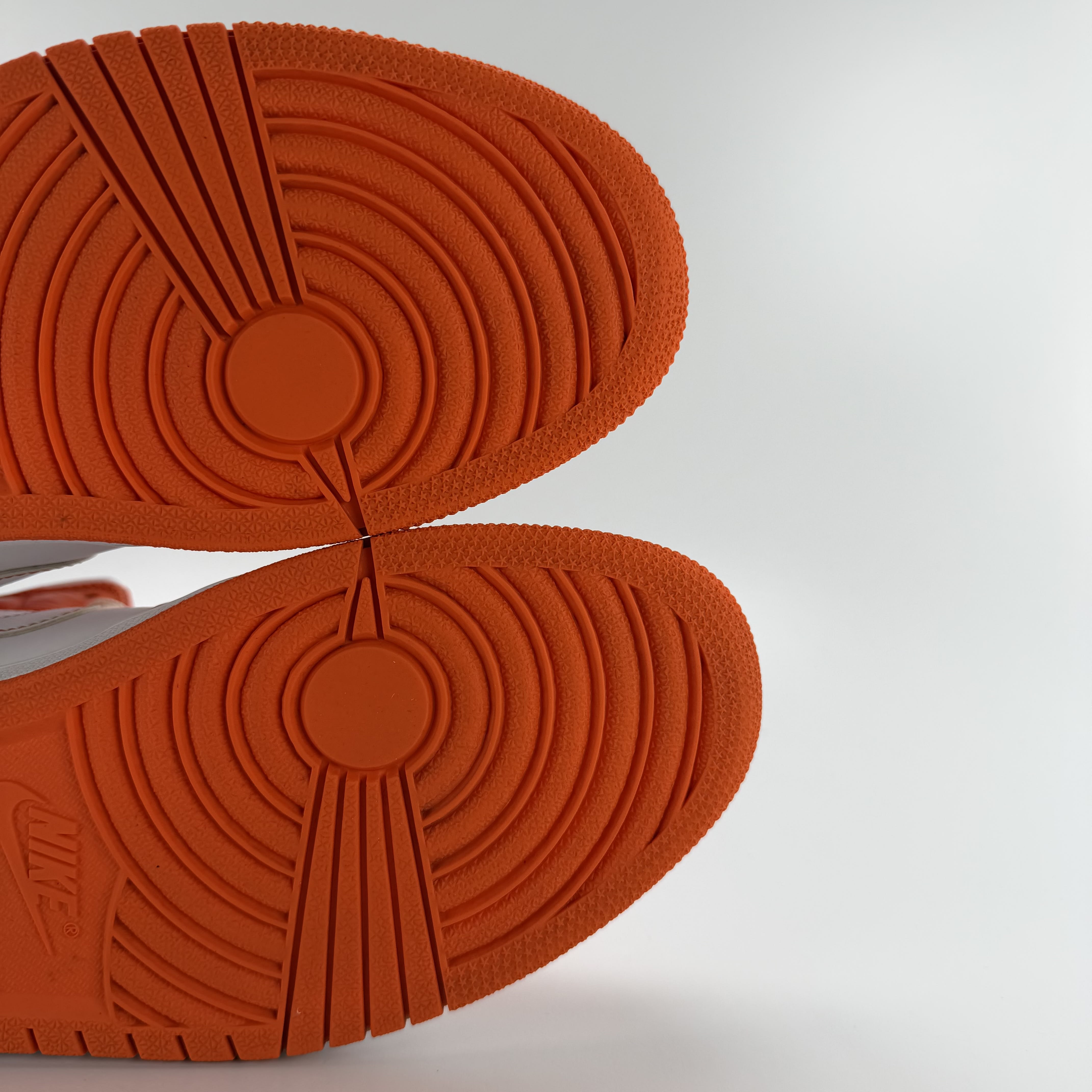 462499 Jordan 1 Mid Metallic Orange