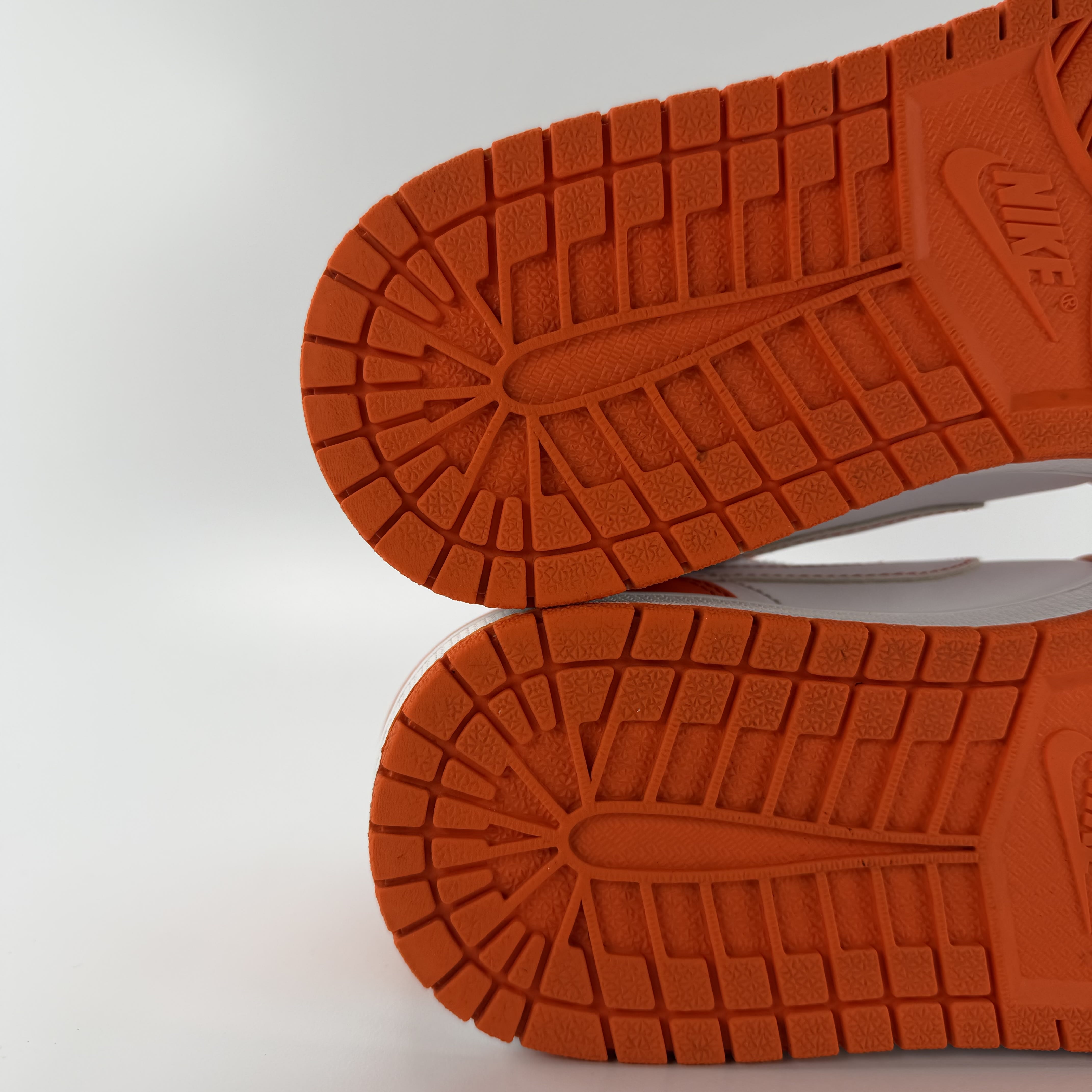 462499 Jordan 1 Mid Metallic Orange