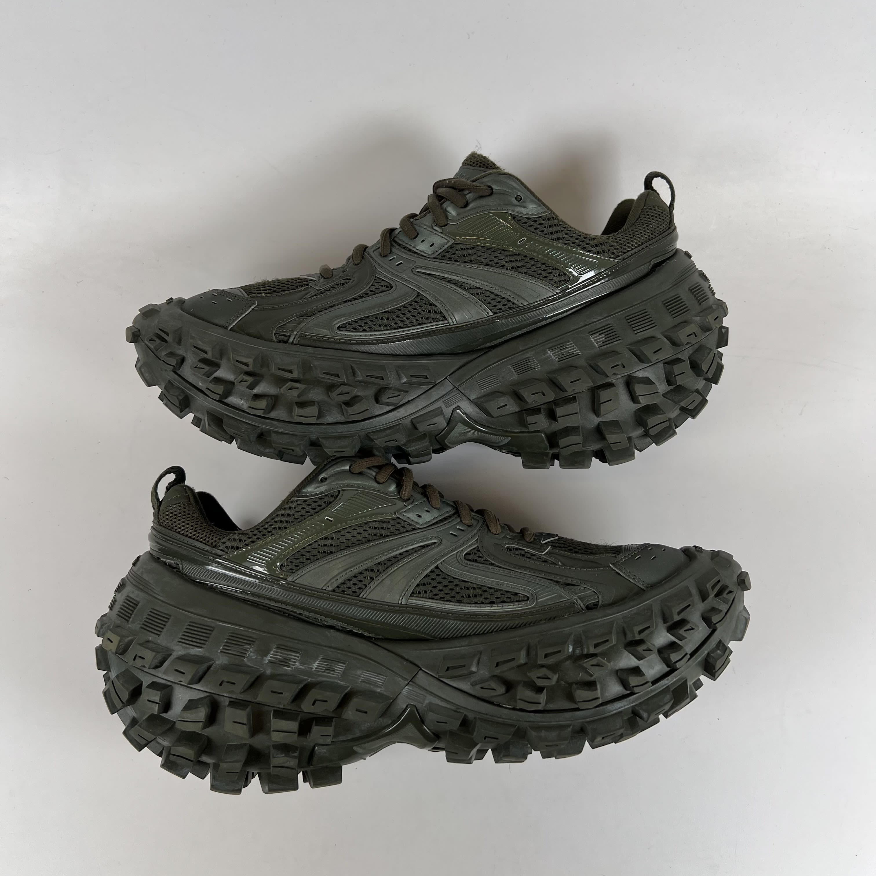 SP8947 Balenciaga Defender Green
