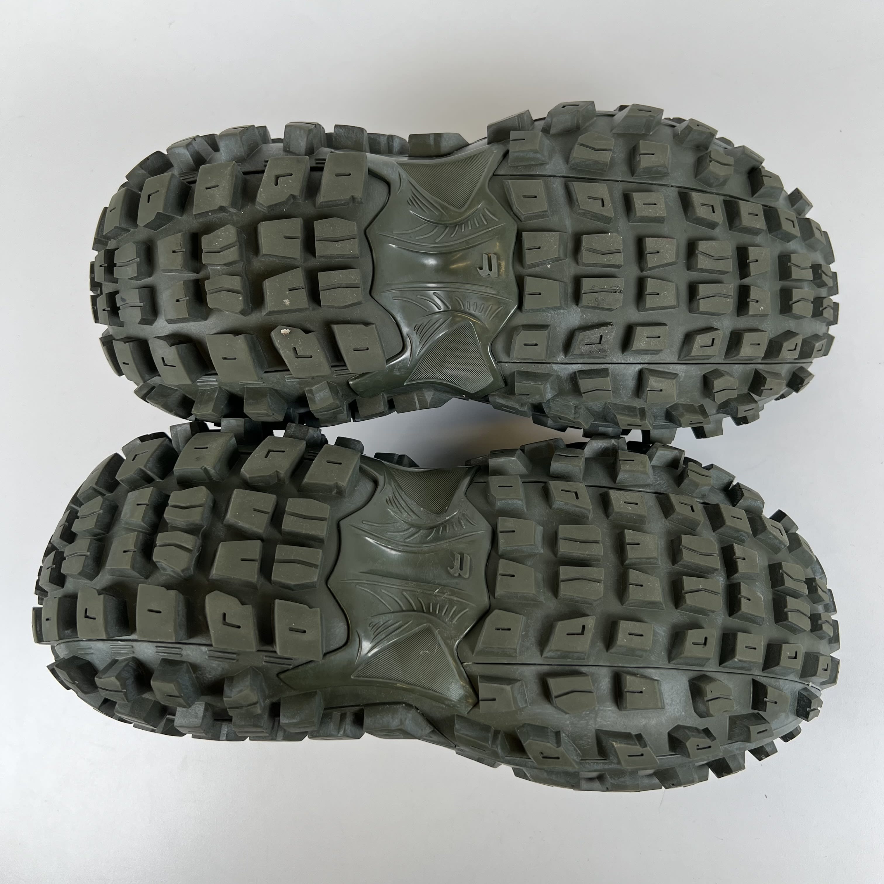 SP8947 Balenciaga Defender Green