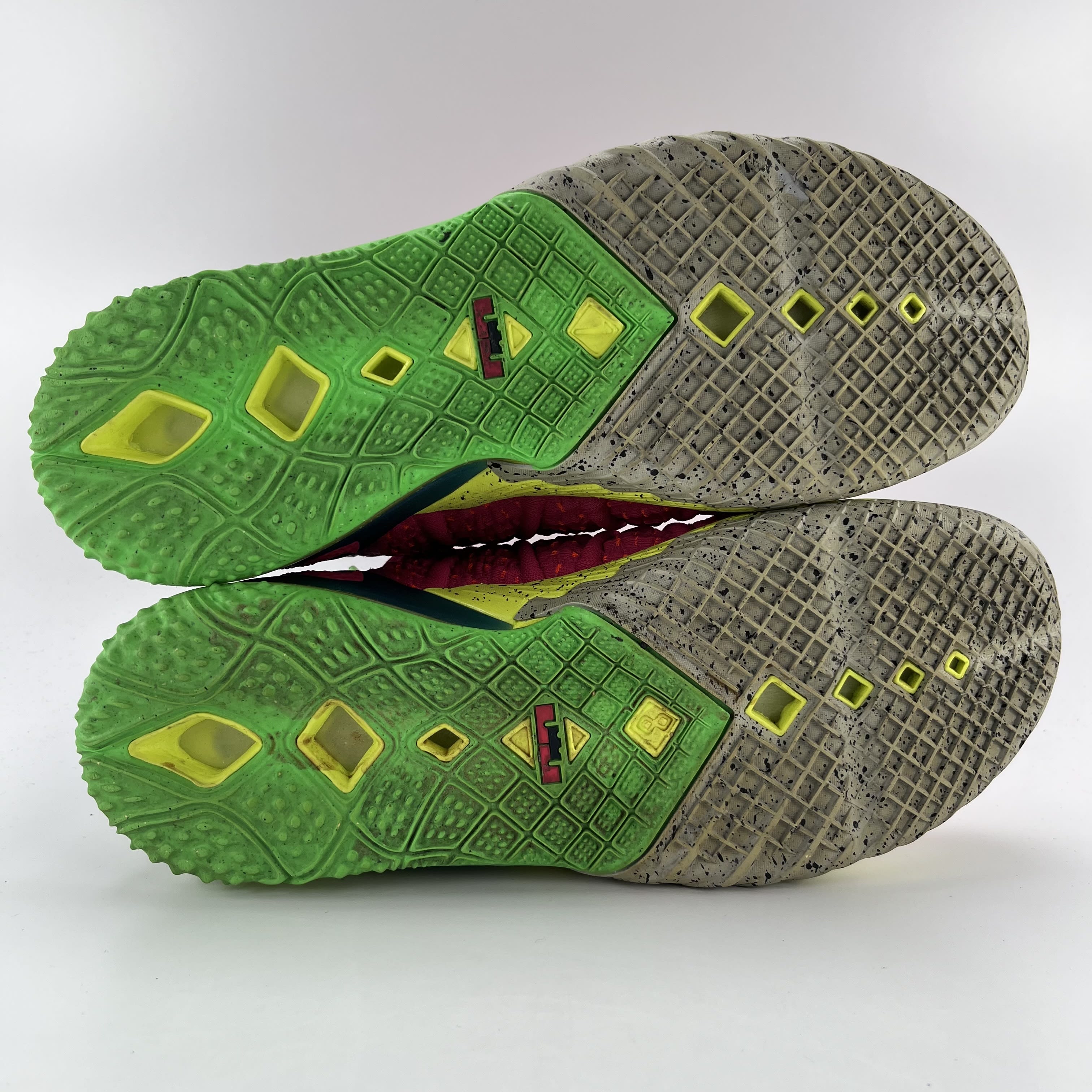 823510 Nike LeBron 18 Los Angeles By Night