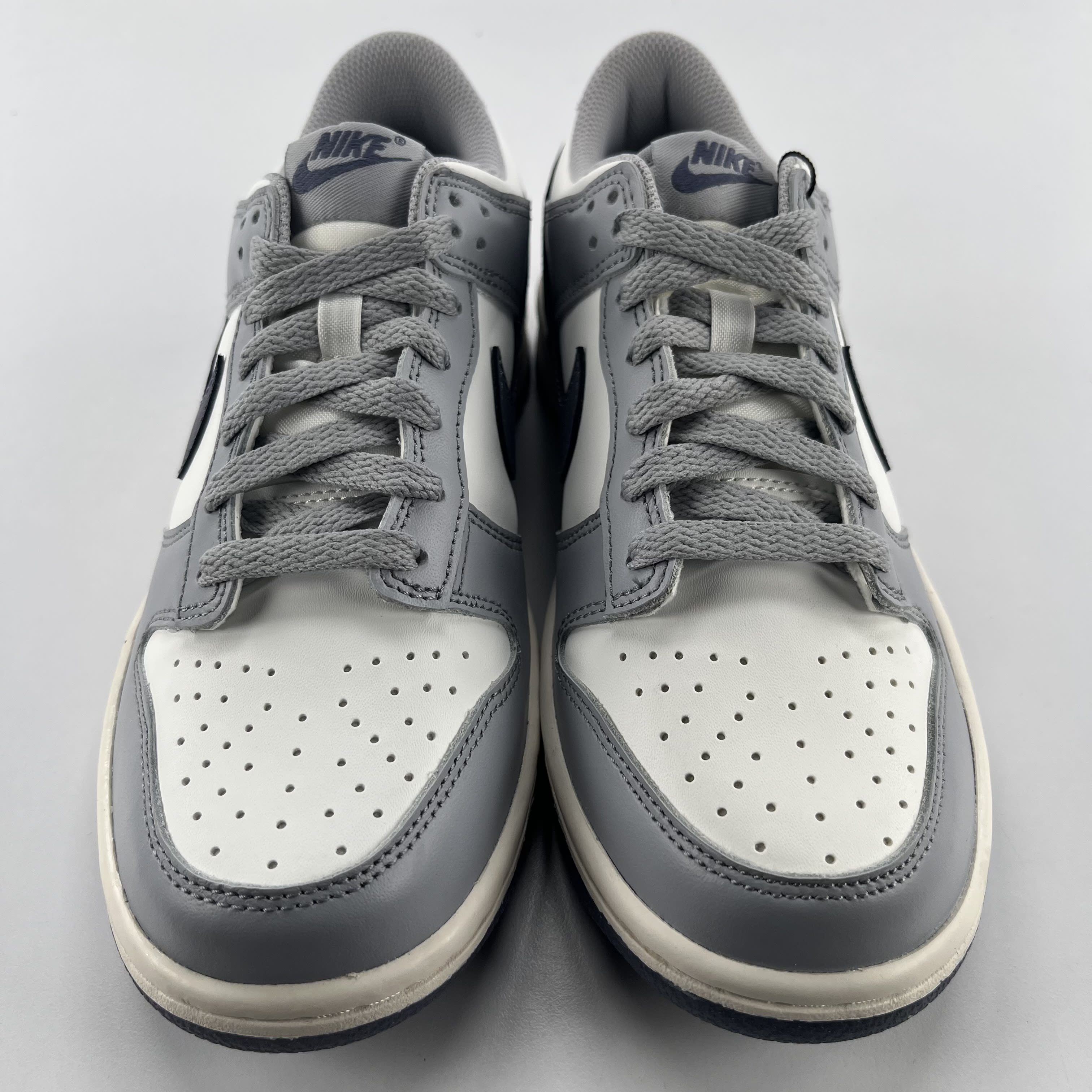 268075 Nike Dunk Low Platinum Tint Light Carbon (GS)