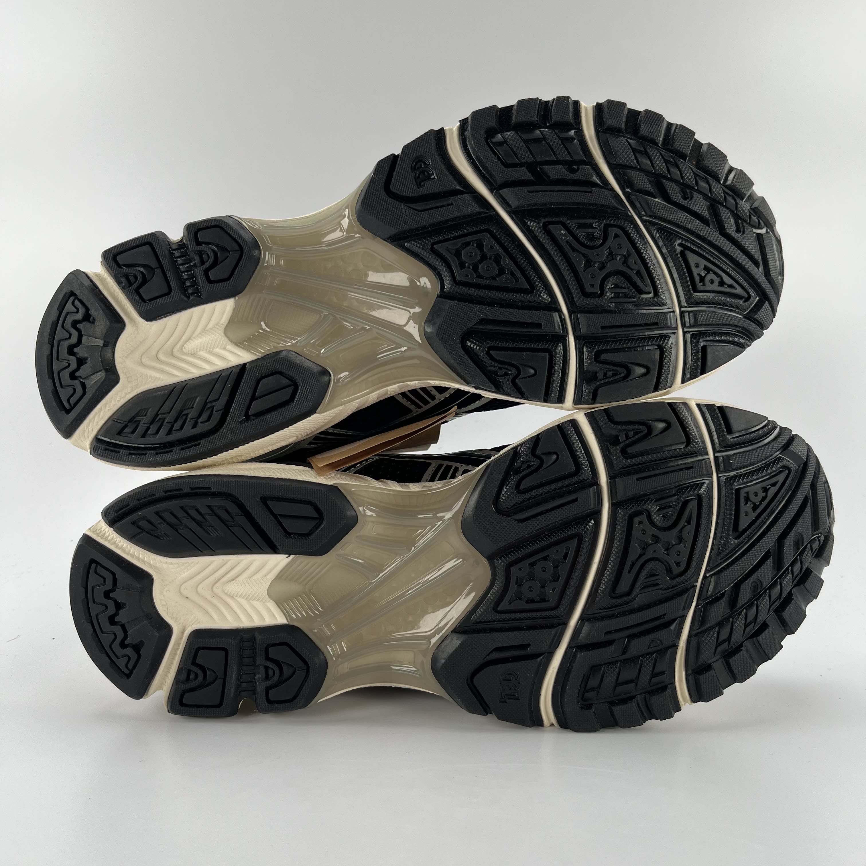 388459 ASICS Gel-Kayano 14 Black Seal Grey