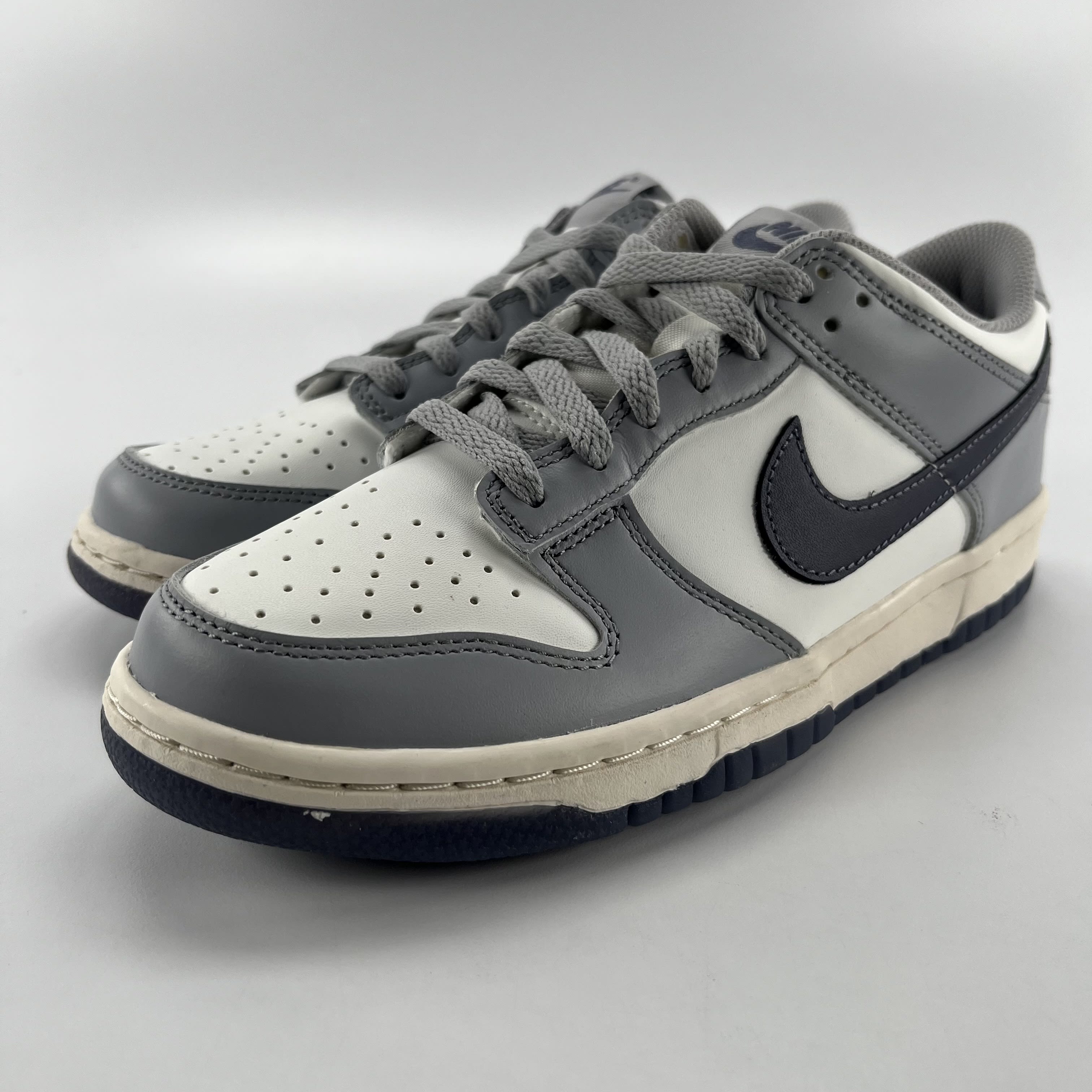 268081 Nike Dunk Low Platinum Tint Light Carbon (GS)