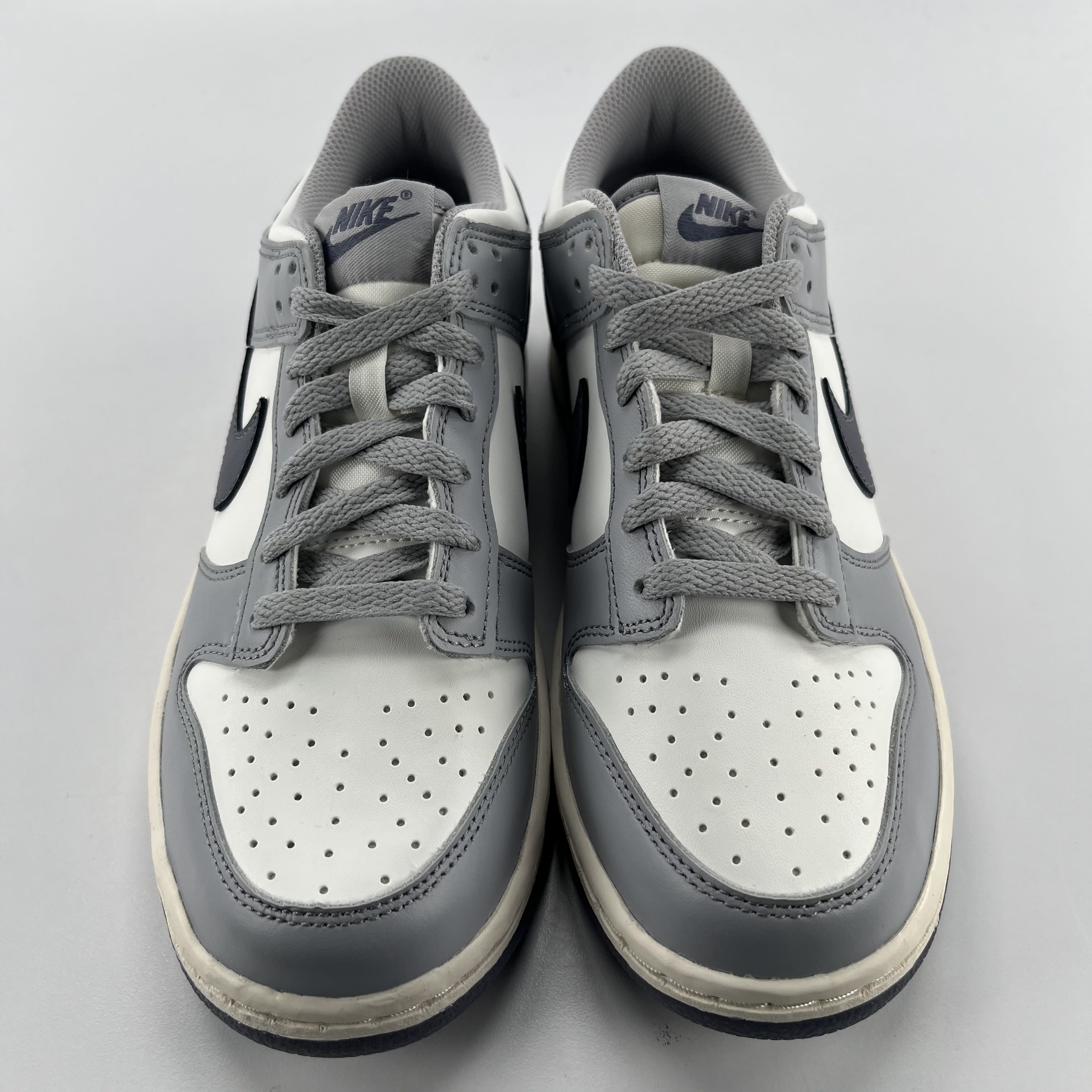 268081 Nike Dunk Low Platinum Tint Light Carbon (GS)