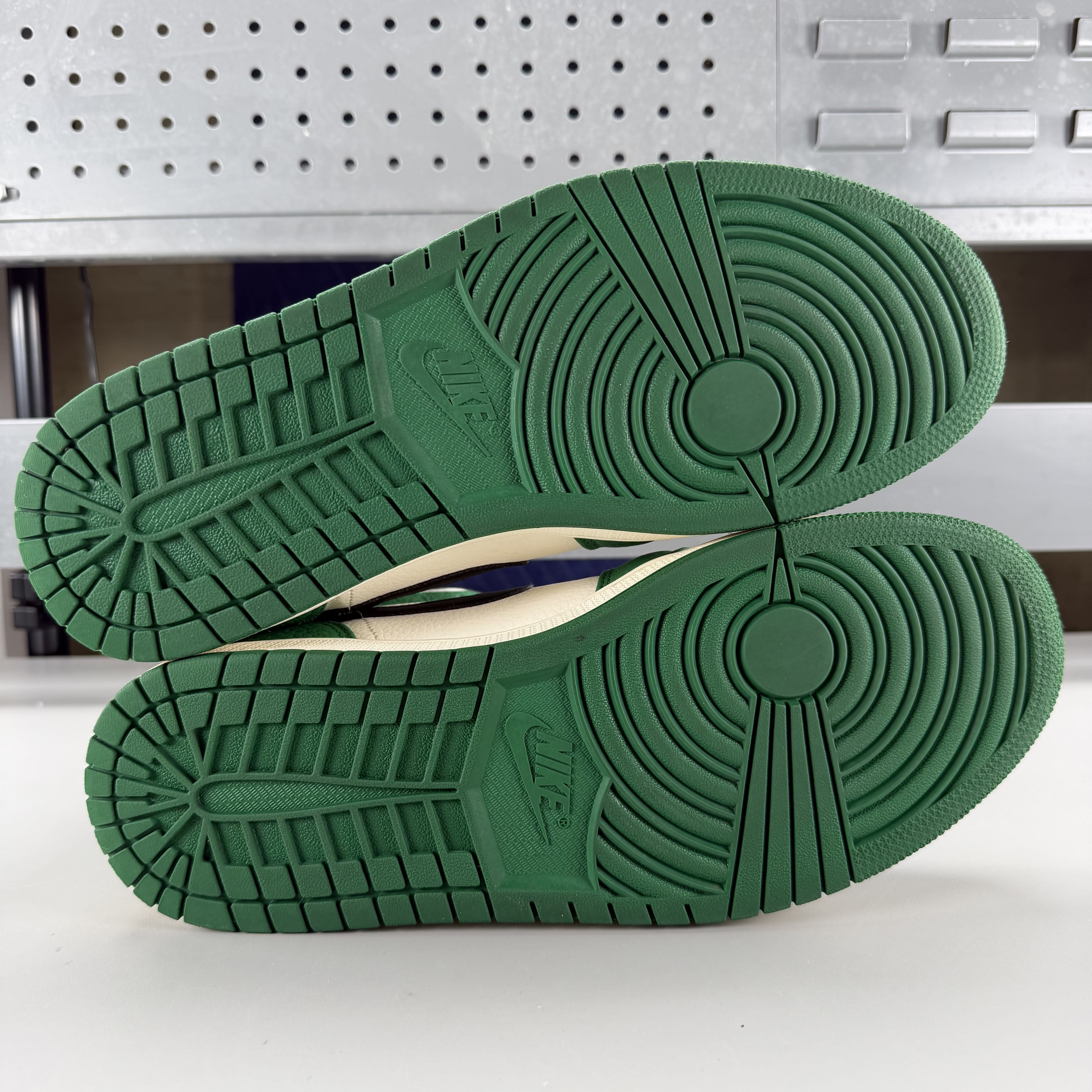 387756 Jordan 1 Mid Pine Green