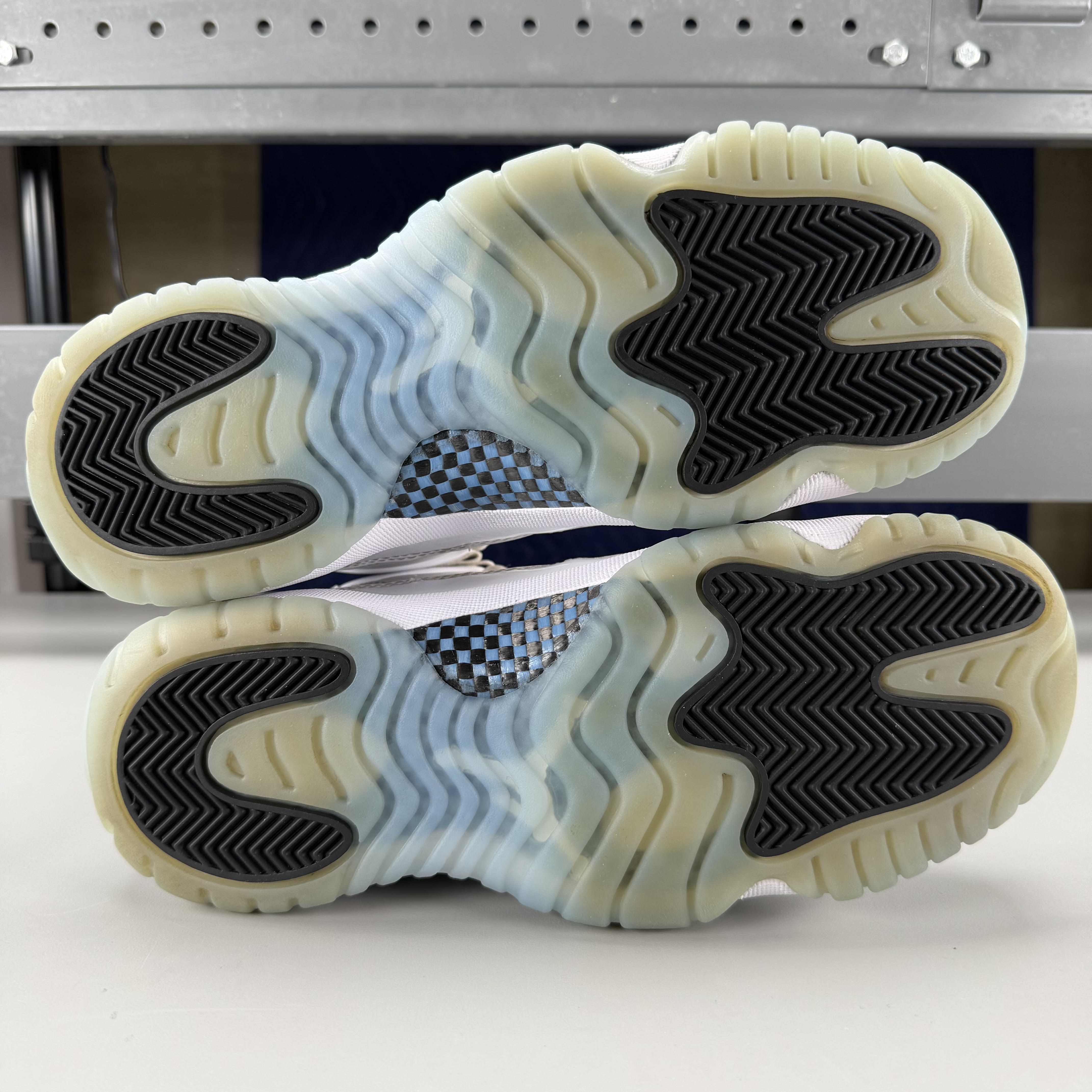573071 Jordan 11 Retro Legend Blue (2024) (GS)