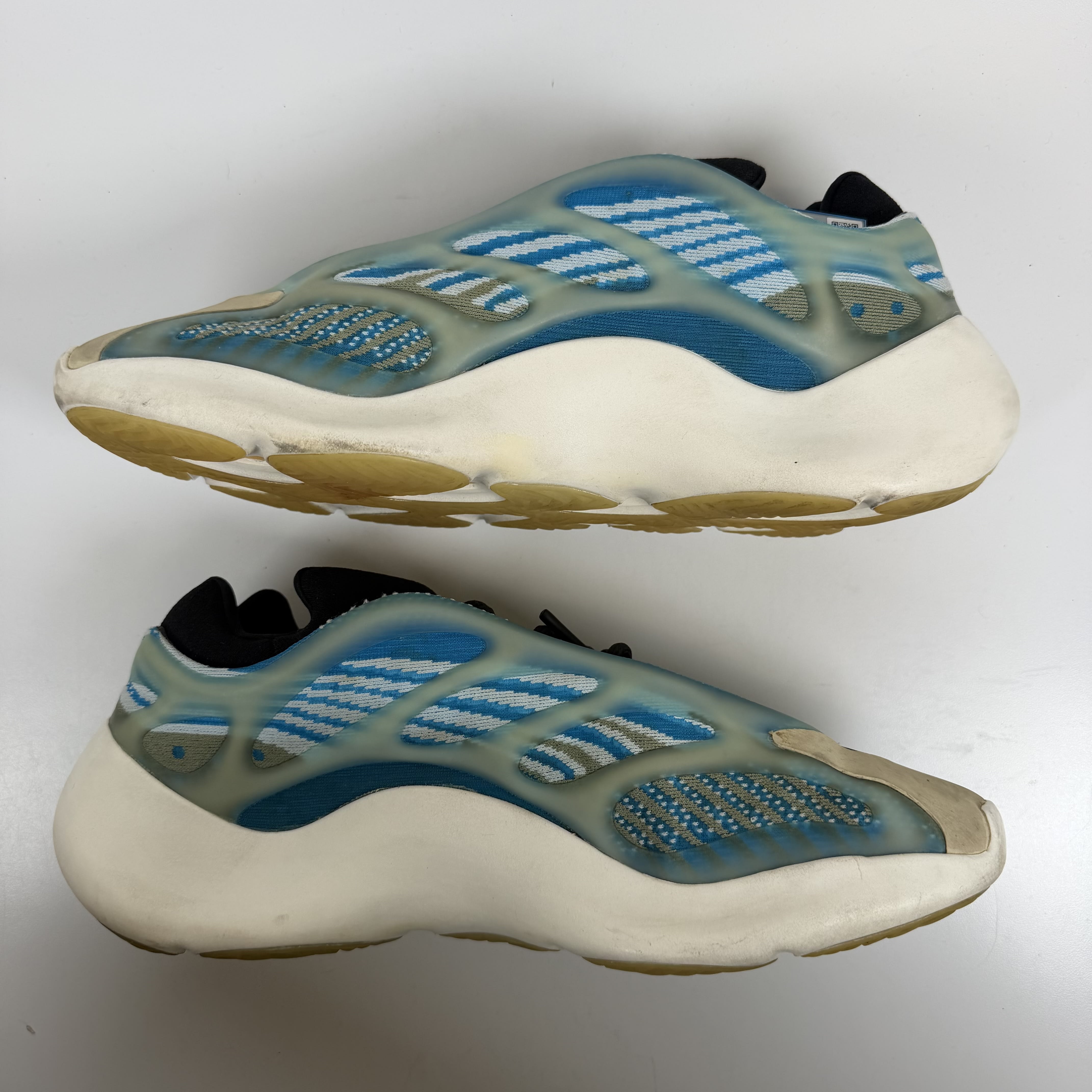 SP7688 adidas Yeezy 700 V3 Arzareth