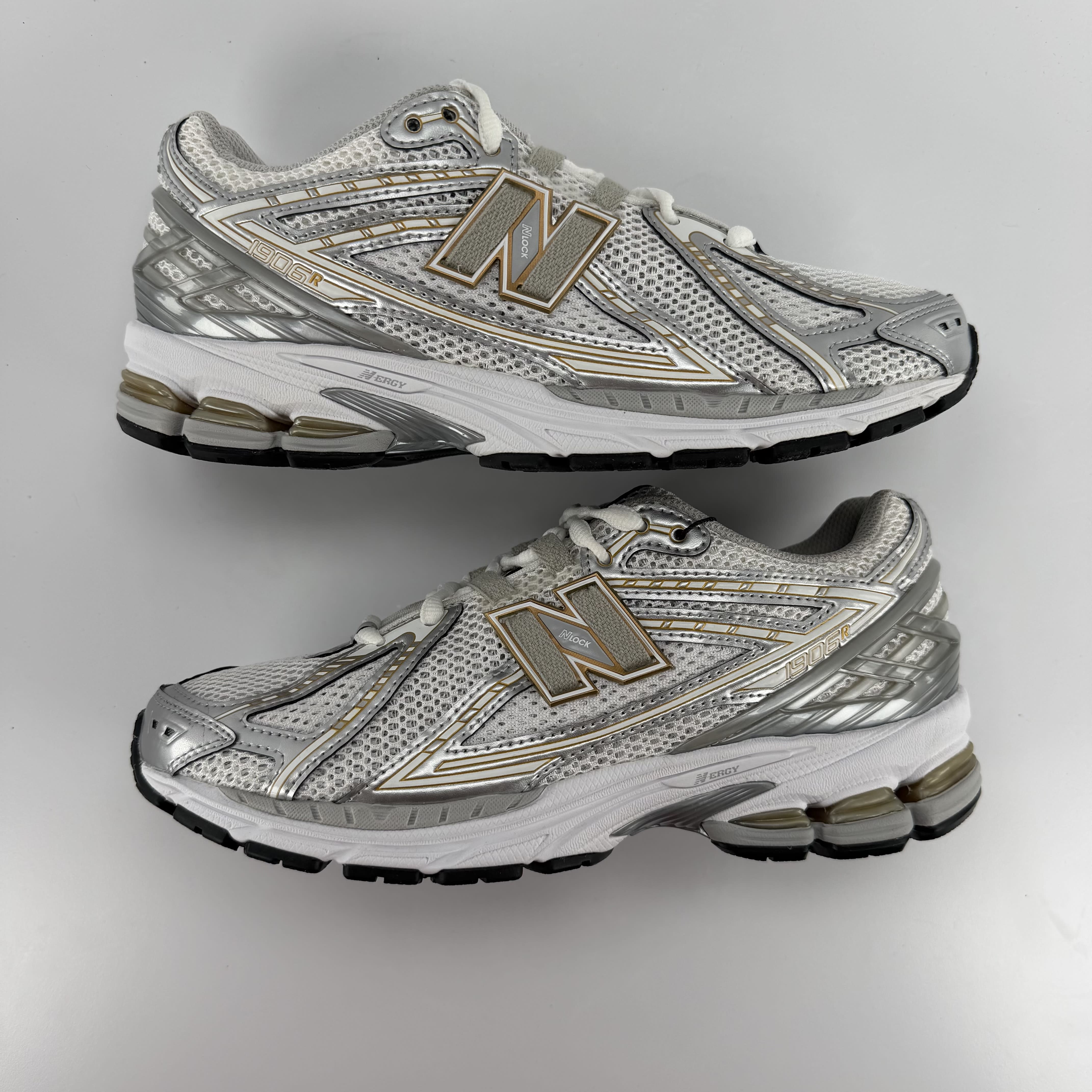 323038 New Balance 1906R White Rain Cloud Silver Metallic