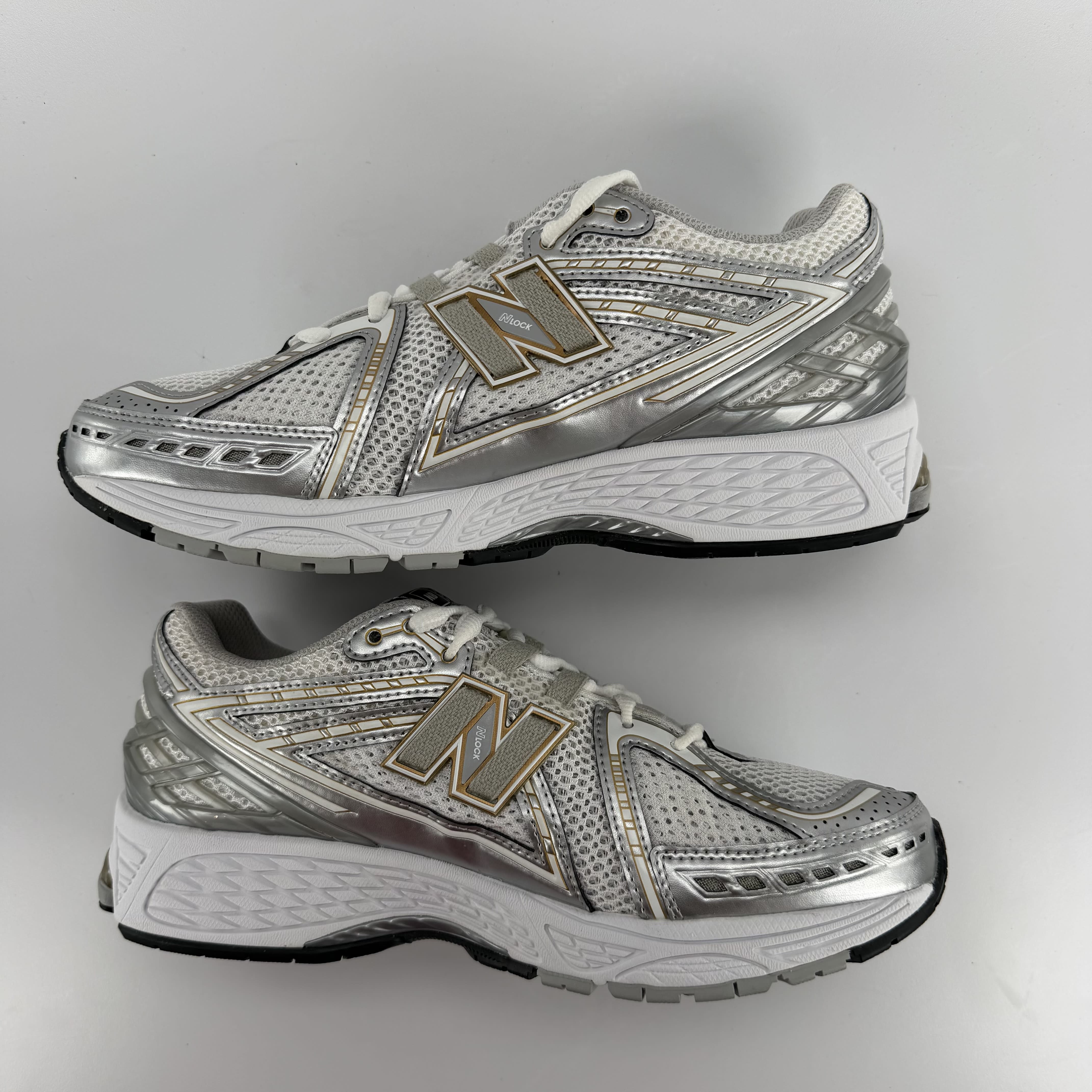 323038 New Balance 1906R White Rain Cloud Silver Metallic