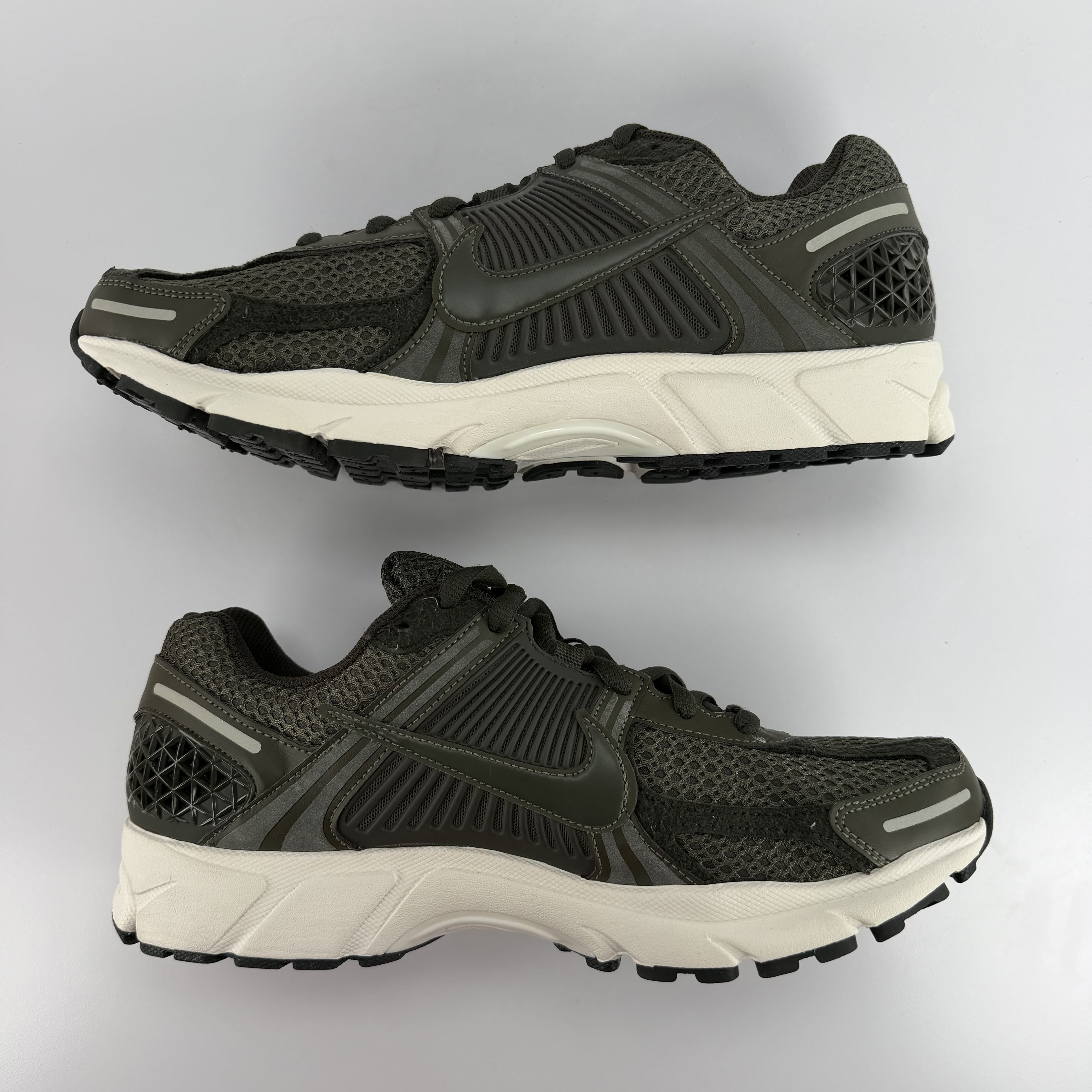 260174 Nike Zoom Vomero 5 Sequoia (Women's)