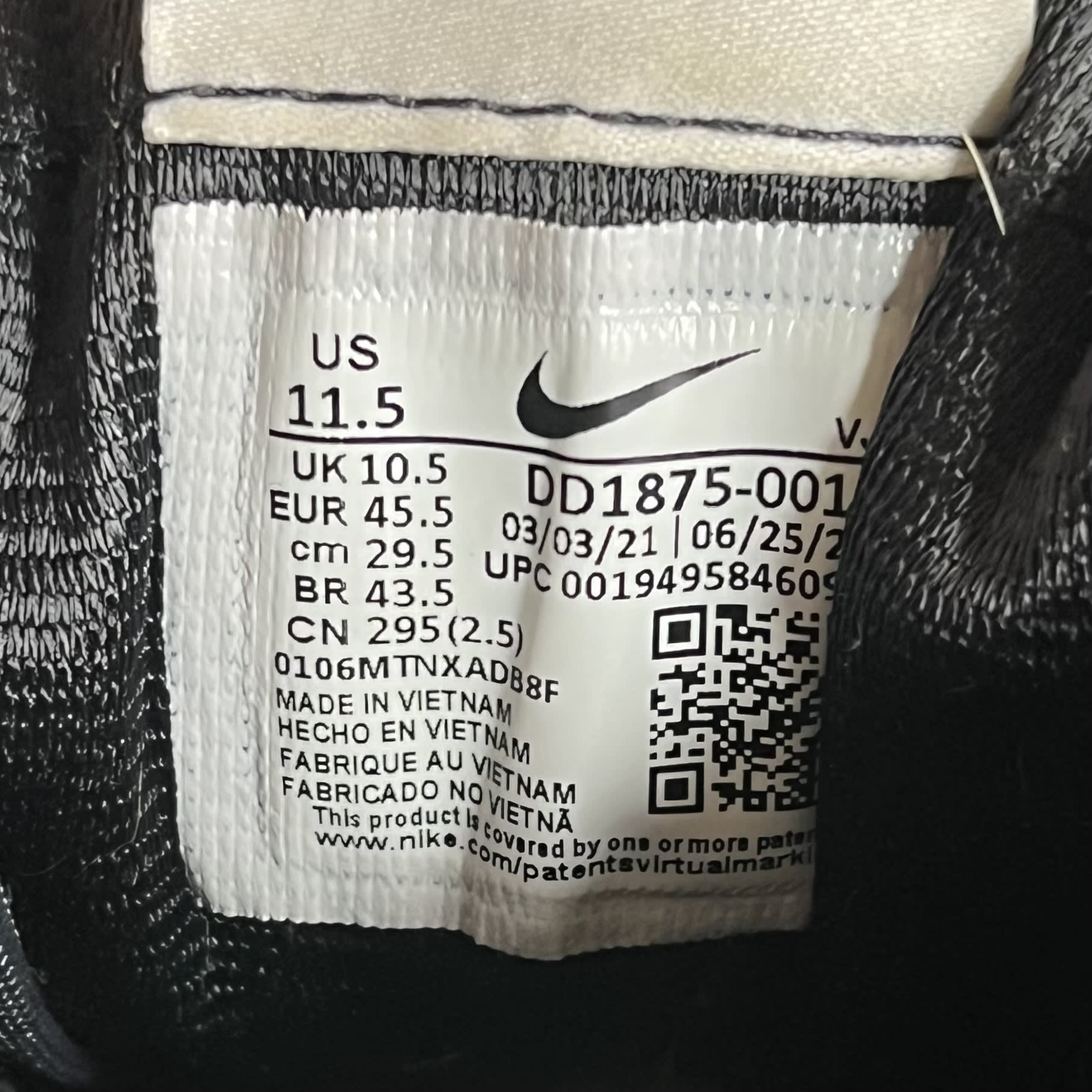 722504 sacai x VaporWaffle 'Black Gum'
