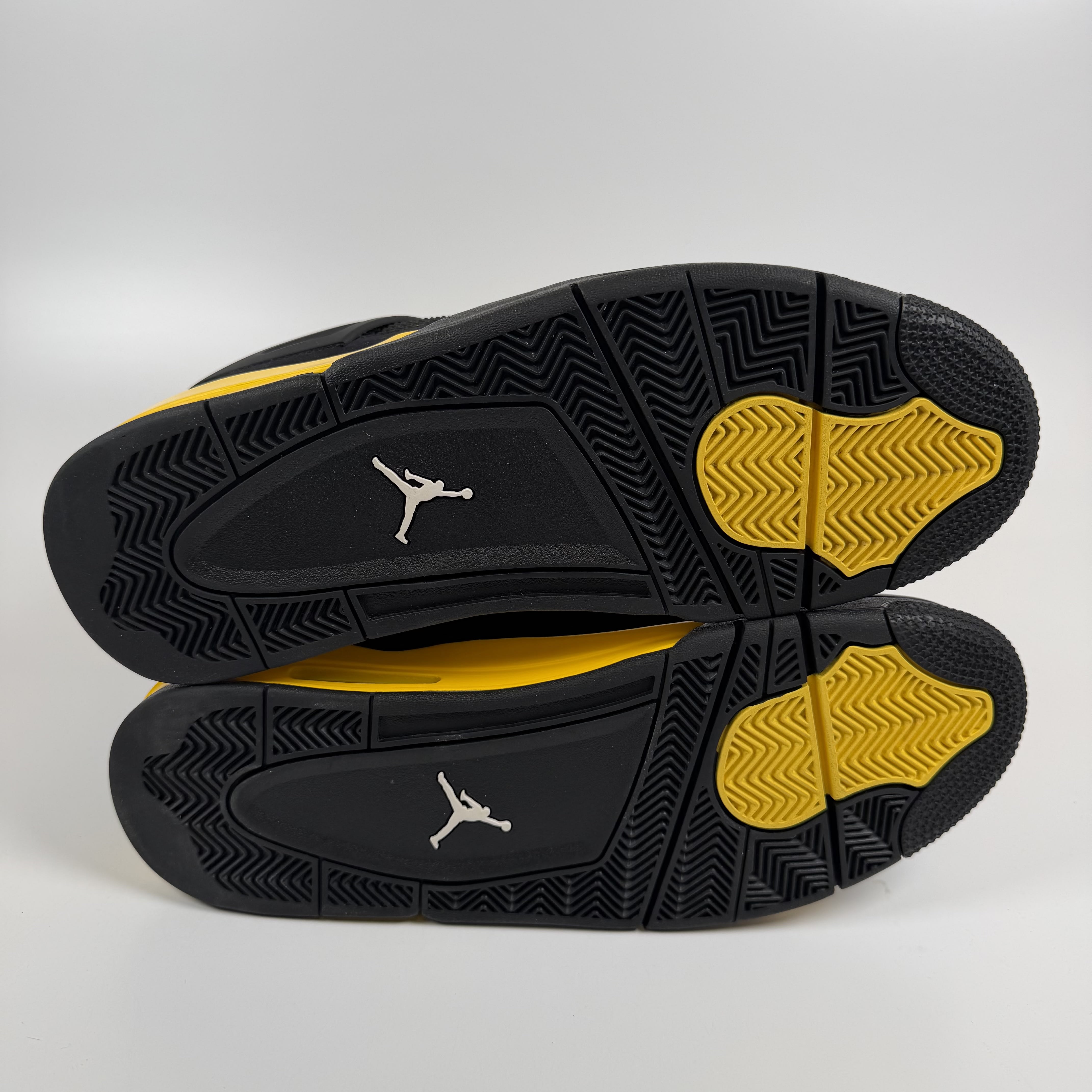 709472 Jordan 4 Retro Thunder (2023)