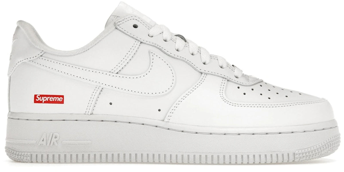 https://images.stockx.com/images/Nike-Air-Force-1-Low-Supreme-Box-Logo-White-Product.jpg?fit=fill&bg=FFFFFF&w=1000&fm=webp&auto=compress&q=90&dpr=2&trim=color&updated_at=1785008707