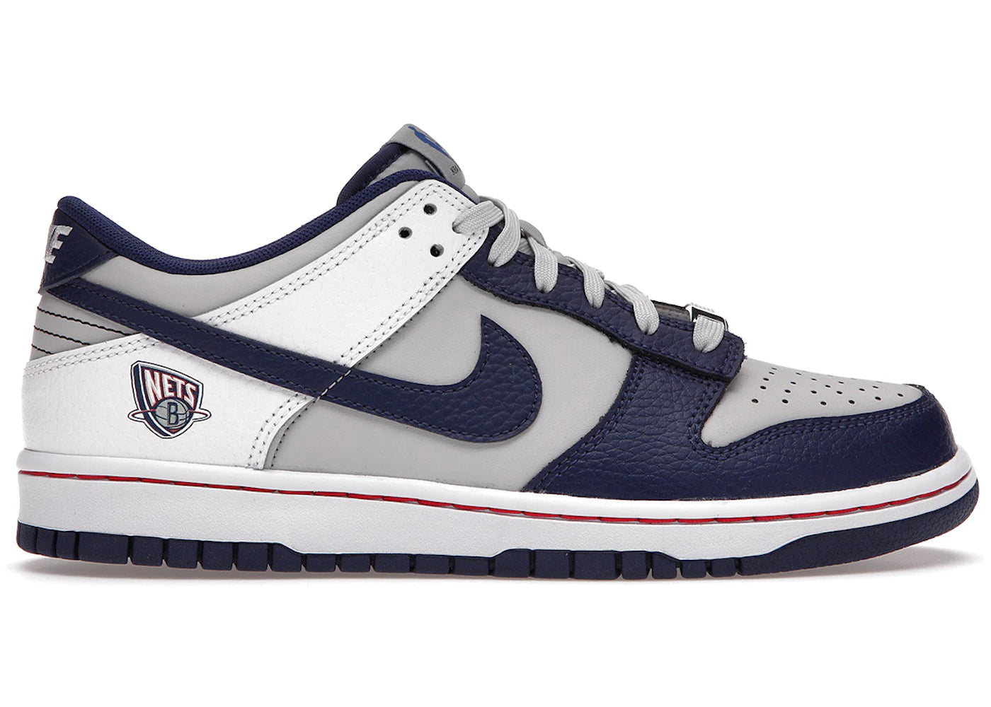 https://images.stockx.com/images/Nike-Dunk-Low-EMB-NBA-75th-Anniversary-Brooklyn-Nets-GS-Product.jpg?fit=fill&bg=FFFFFF&w=700&h=500&fm=webp&auto=compress&q=90&dpr=2&trim=color&updated_at=1738193358