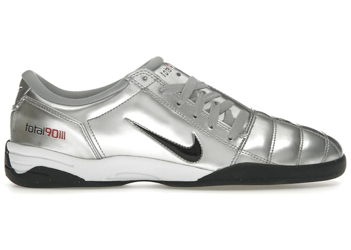 https://images.stockx.com/images/Nike-Total-90-3-SP-Metallic-Silver-Red-Product.jpg?fit=fill&bg=FFFFFF&w=700&h=500&fm=webp&auto=compress&q=90&dpr=2&trim=color&updated_at=1740777101