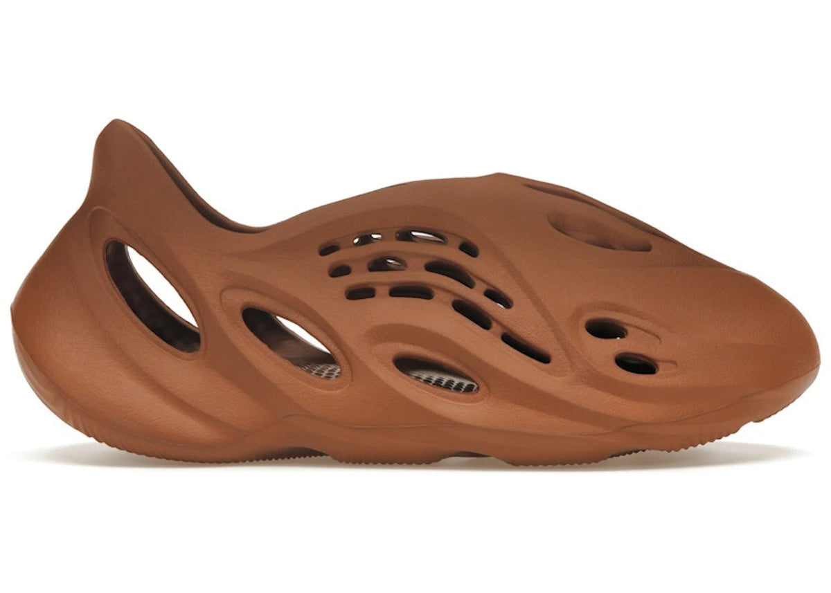 https://images.stockx.com/images/adidas-Yeezy-Foam-RNNR-Flax-Product.jpg?fit=fill&bg=FFFFFF&w=700&h=500&fm=webp&auto=compress&q=90&dpr=2&trim=color&updated_at=1738193358