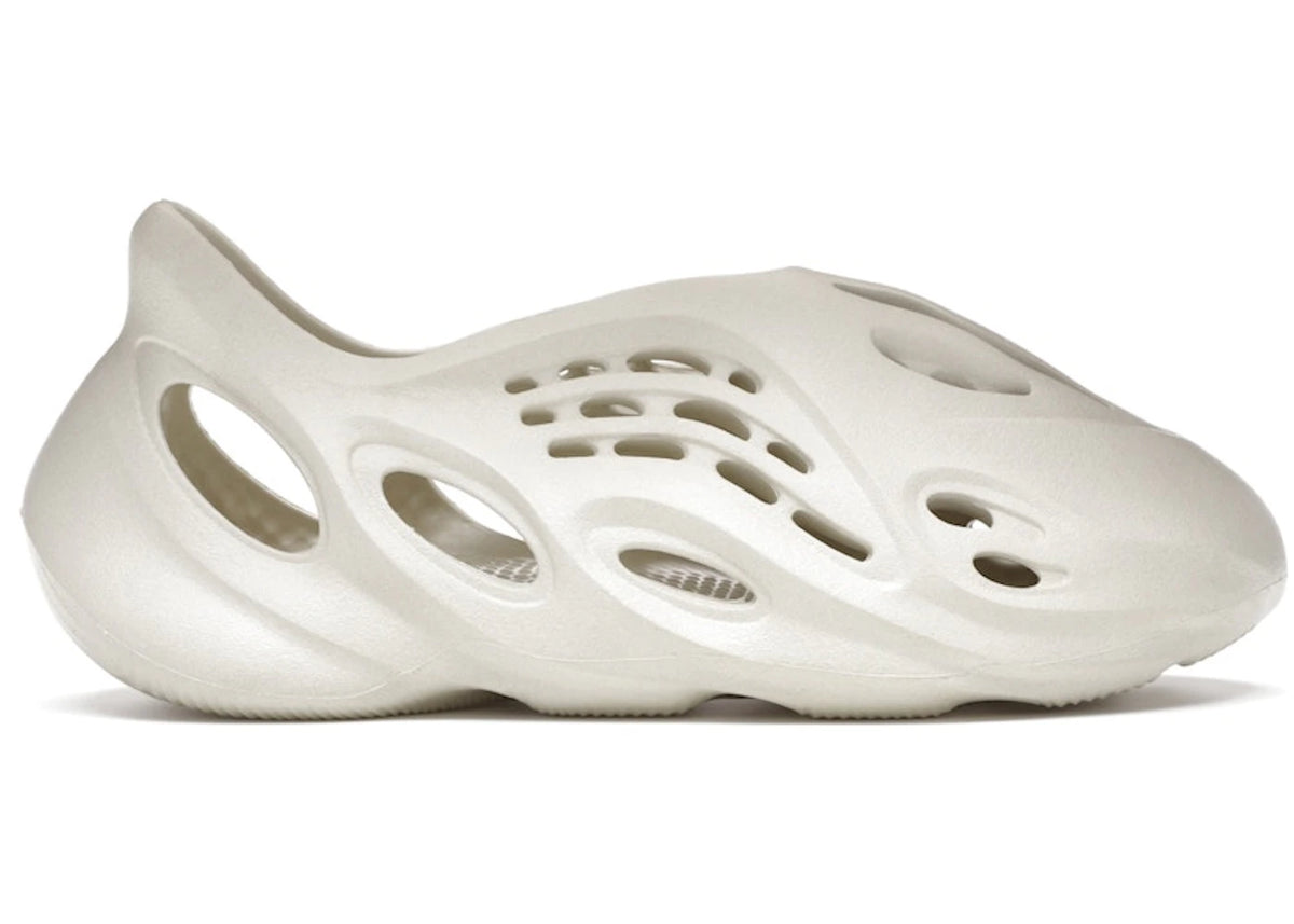https://images.stockx.com/images/adidas-Yeezy-Foam-RNNR-Sand-Product.jpg?fit=fill&bg=FFFFFF&w=700&h=500&fm=webp&auto=compress&q=90&dpr=2&trim=color&updated_at=1738193358