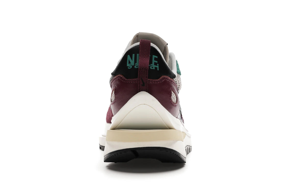 SP12514 Nike Vaporwaffle sacai Villain Red Neptune Green